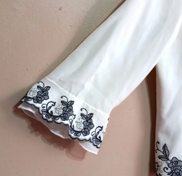 00s White Polyester Blazer Black Floral Accents By Plaza South - Image 4
