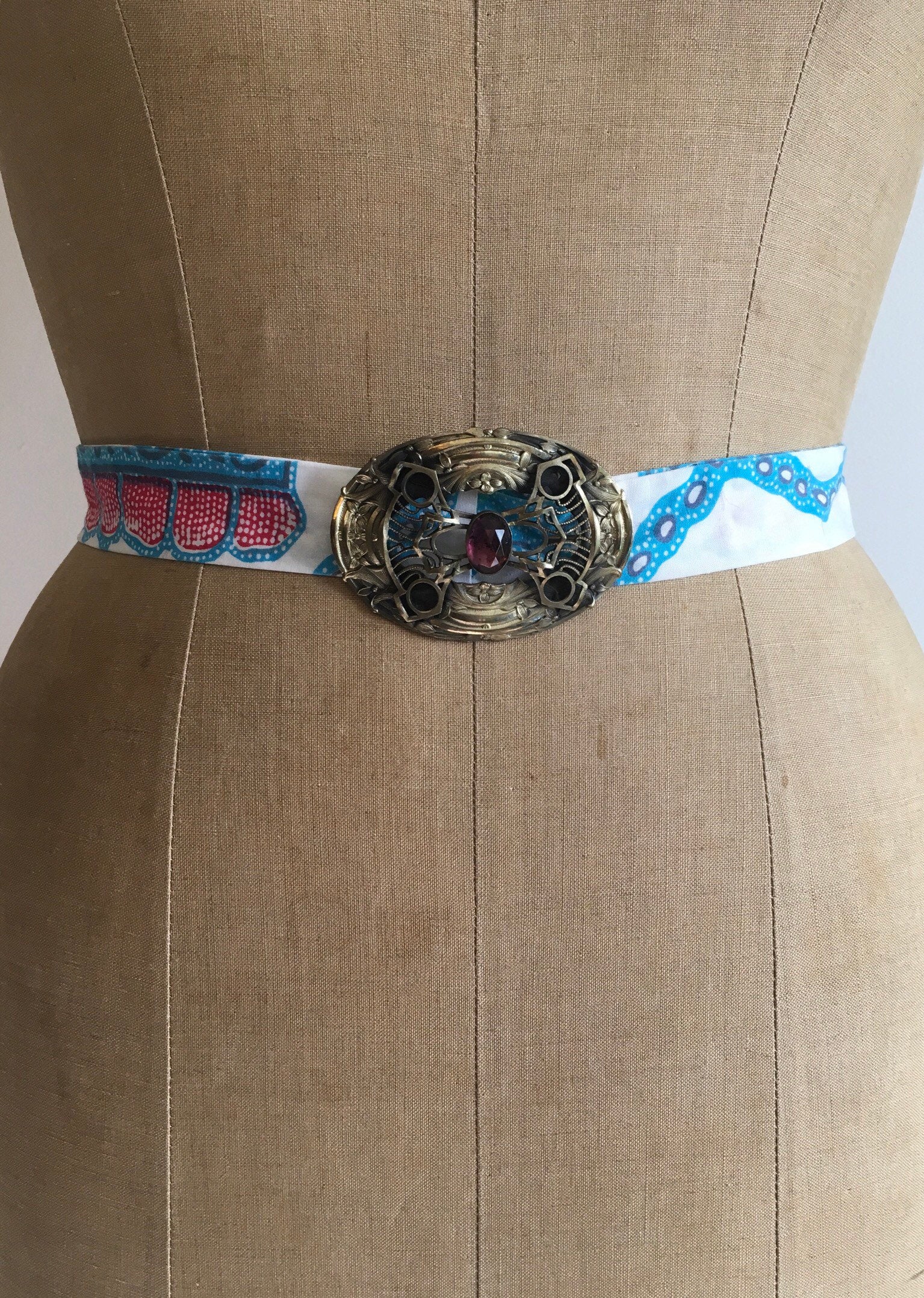10's/20's Brass Sash Brooch with Purple Stone - Image 3