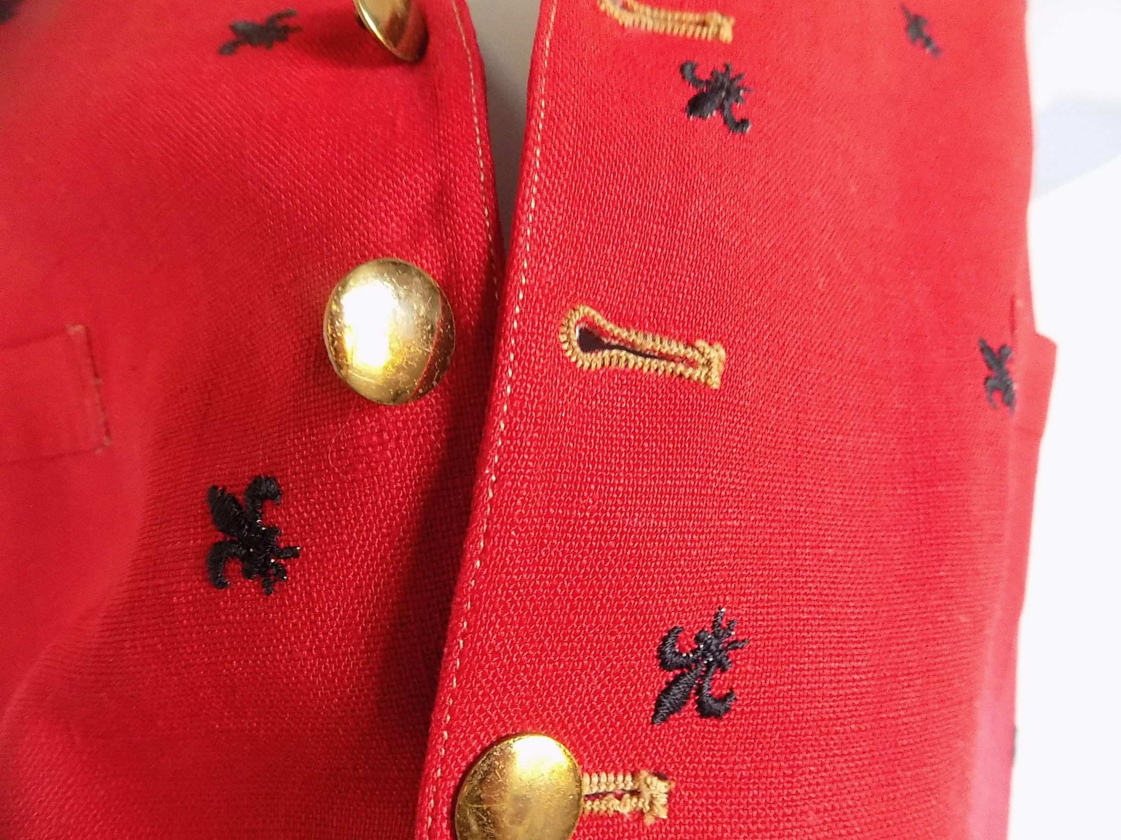 1940-60s Irish Linen Vest Waistcoat Navy Blue Fleur De Lis Gold Tone Metal Buttons Made In The Usa with Imported Fabric - Image 5