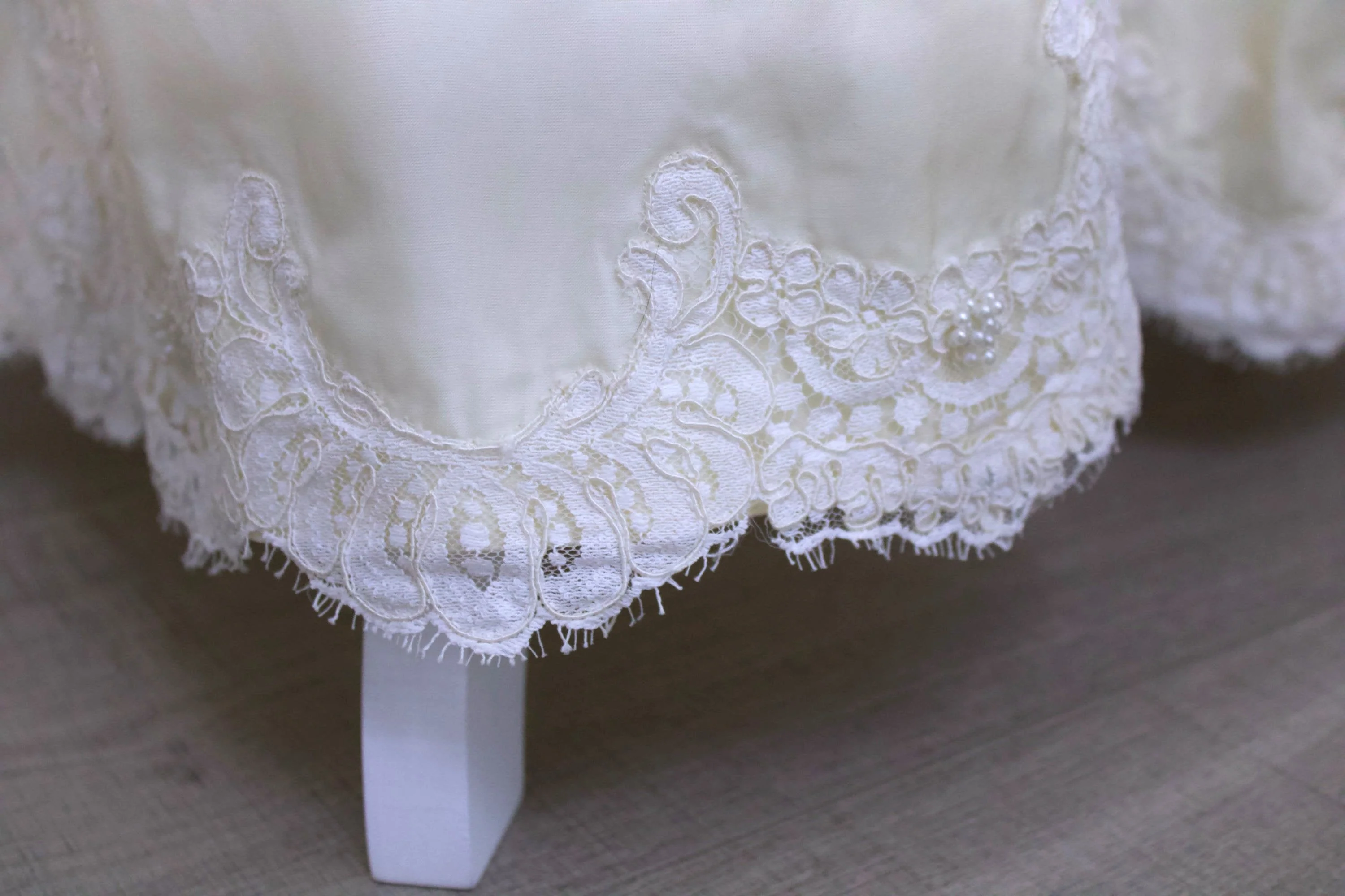 1971 Chantilly Lace Wedding Dress In Winter White with High Collar Empire Waist and Bishop Sleeves - Image 6