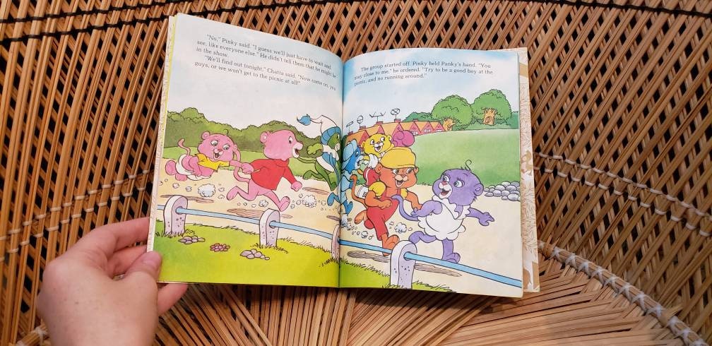 1985 Pink Panther and Sons Fun At The Picnic Little Golden Book - Image 5