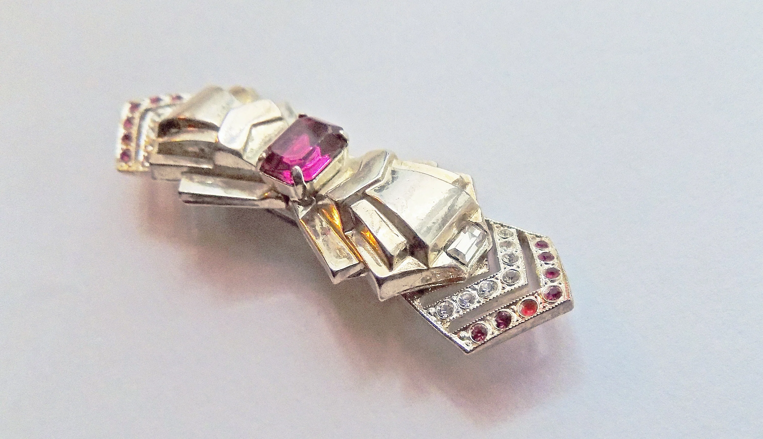 20s-30s Art Deco Silver Bow Pin Brooch Pink Unsigned Rose Rhinestone 275 Long 75 Wide - Image 2