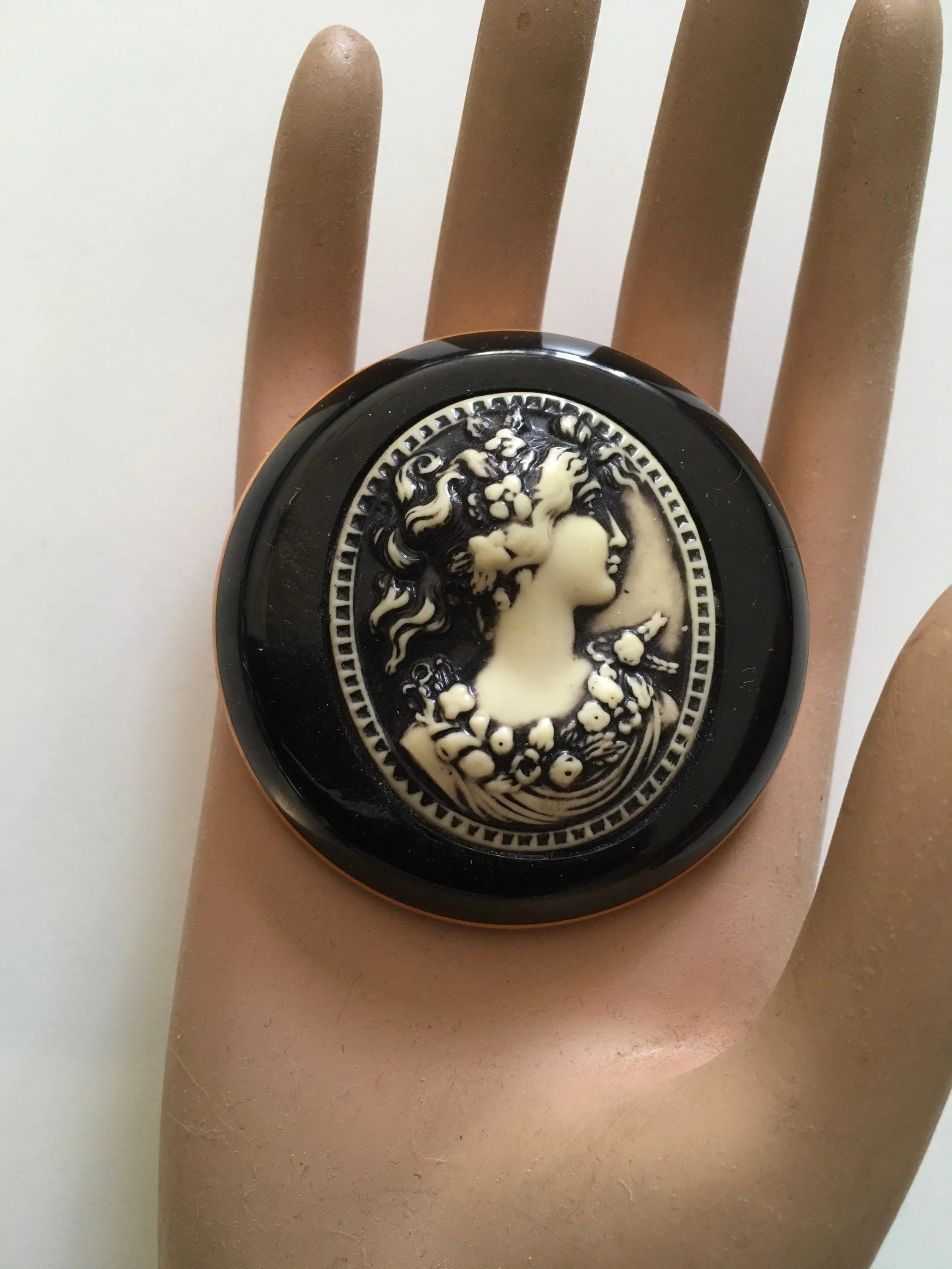 30’s-40’s Laminated Bakelite Cameo Brooch - Image 3