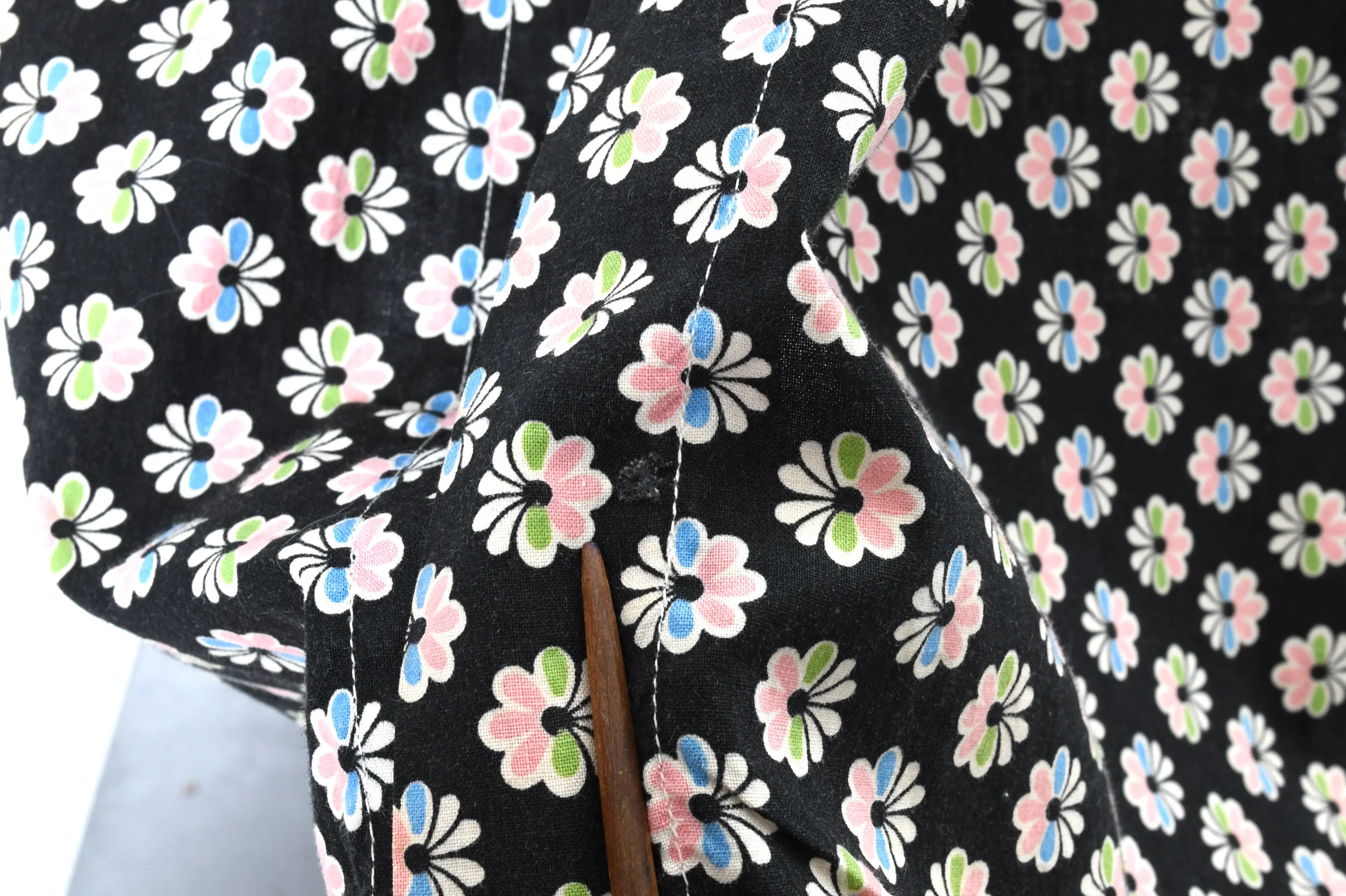 30s/40s Black Floral Button Front Volup Dressing Gown Robe - Image 11