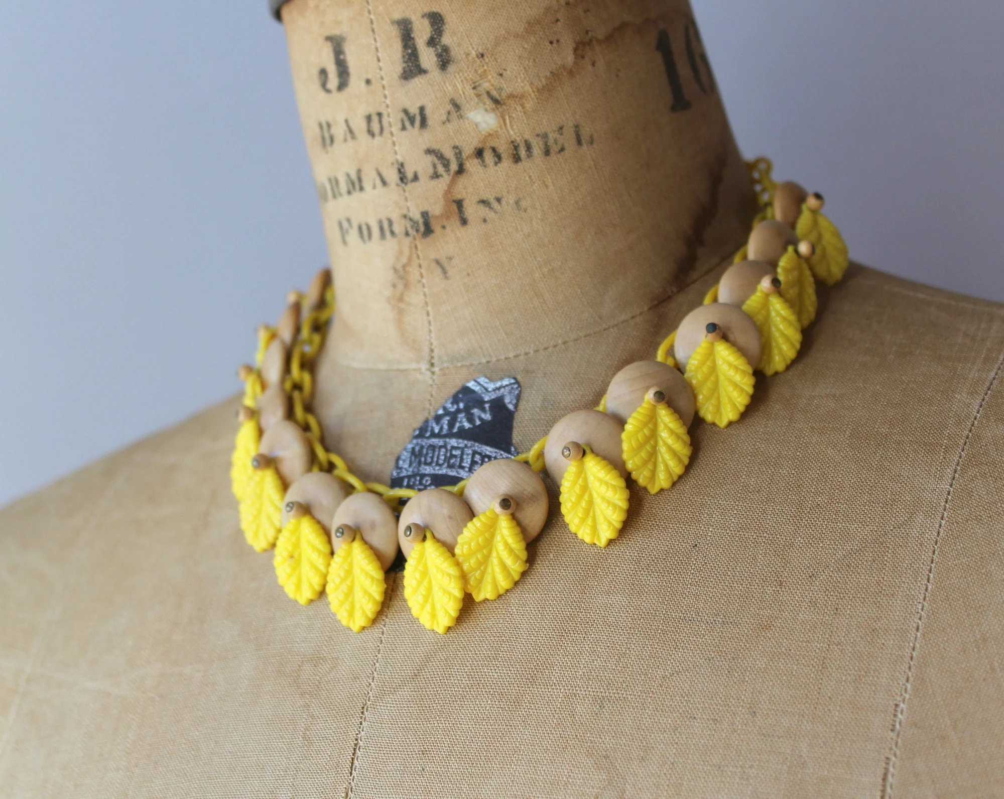 30s 40s Golden Yellow Leaves and Wooden Beads Celluloid Chain Necklace - Image 2