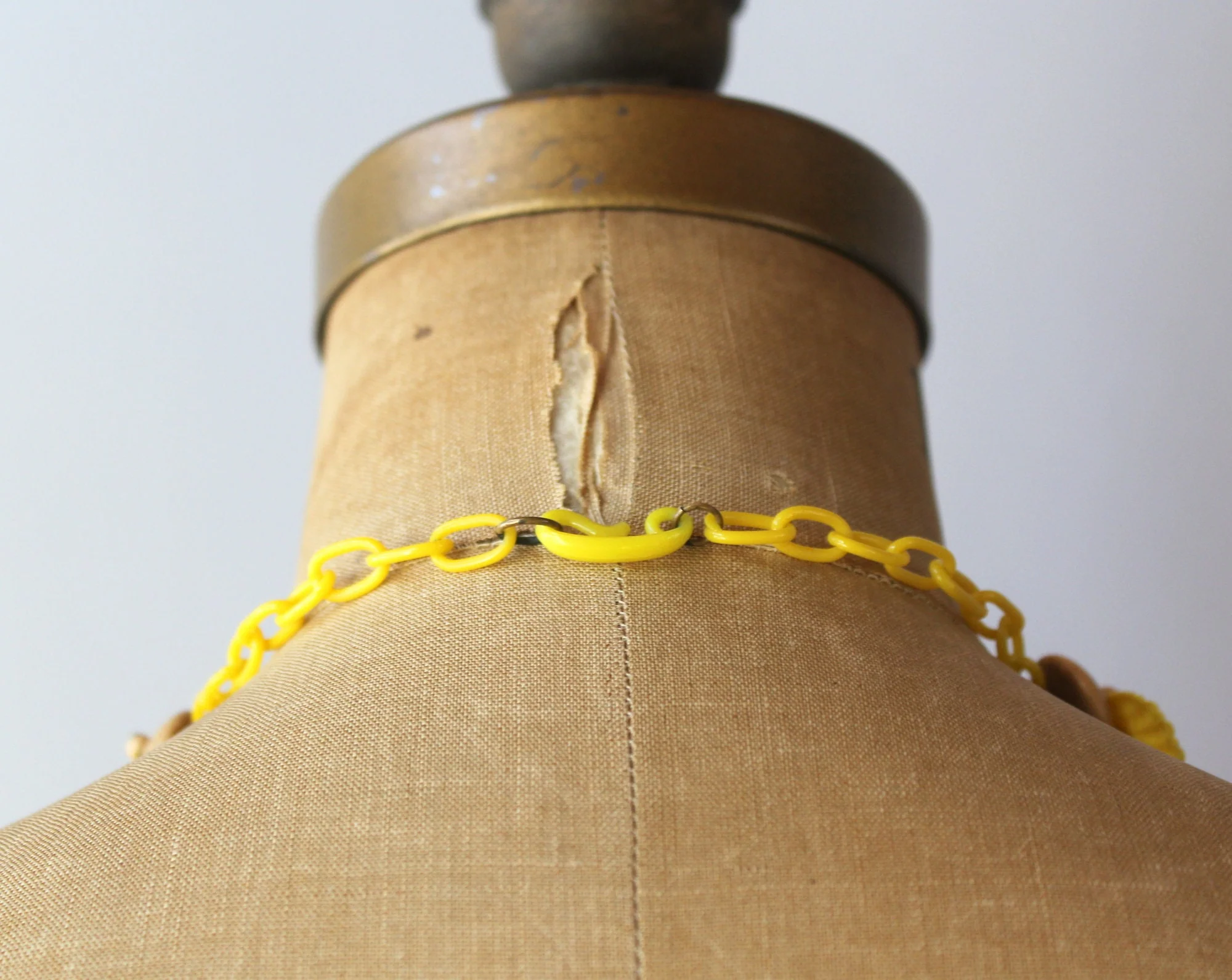 30s 40s Golden Yellow Leaves and Wooden Beads Celluloid Chain Necklace - Image 3