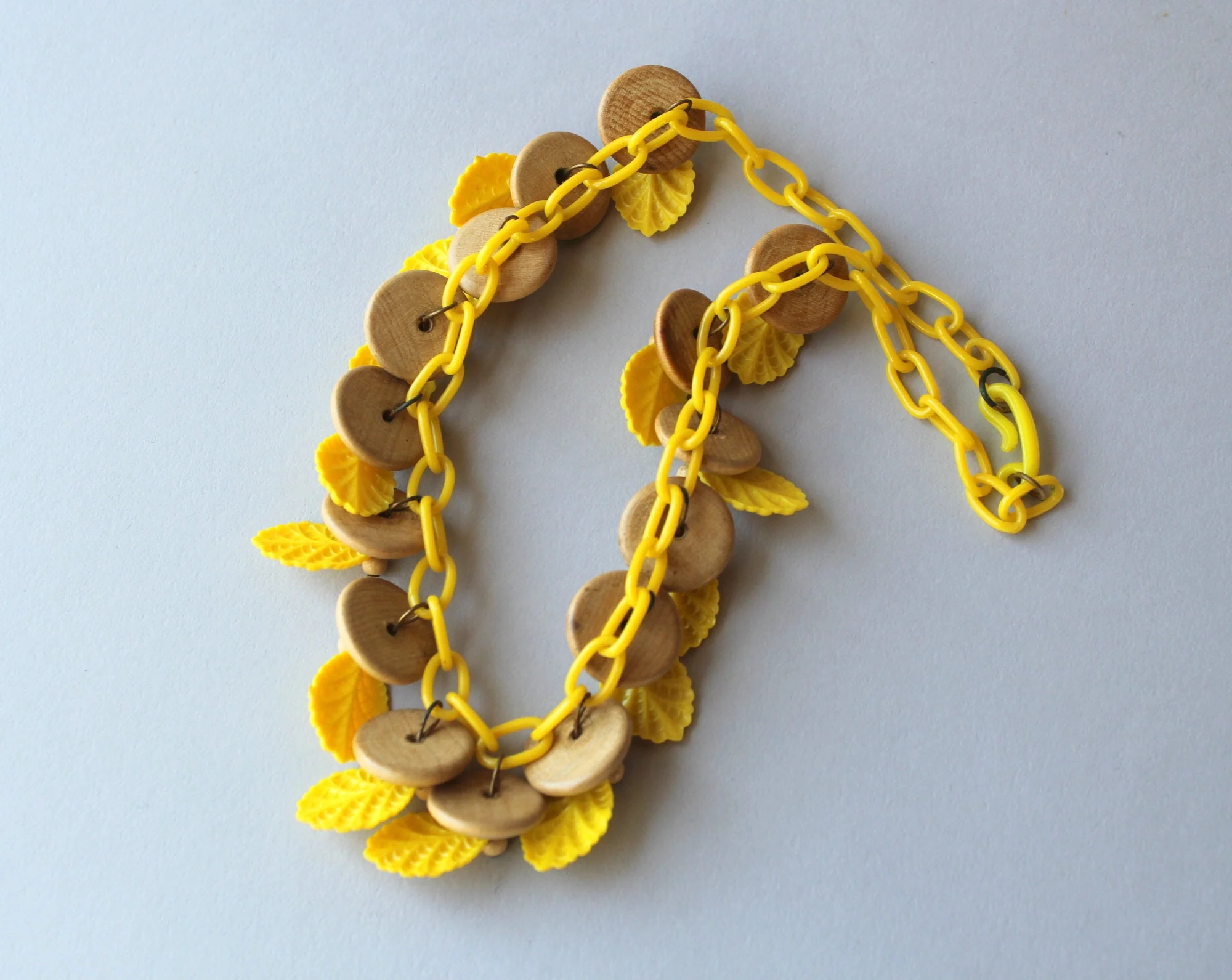 30s 40s Golden Yellow Leaves and Wooden Beads Celluloid Chain Necklace - Image 4