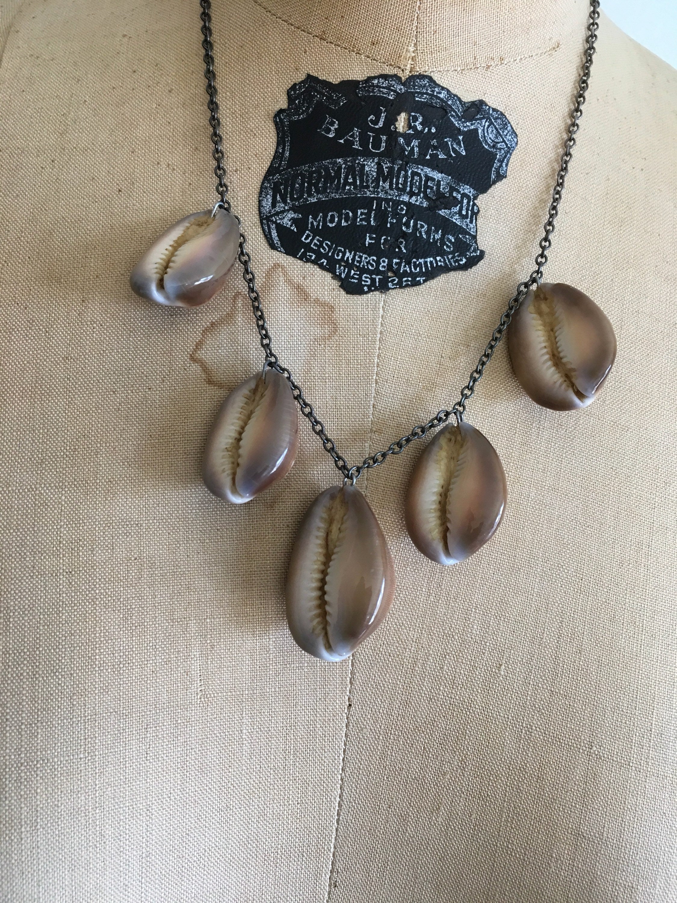 30's/40's Silver Chain Brown Shell Necklace - Image 3