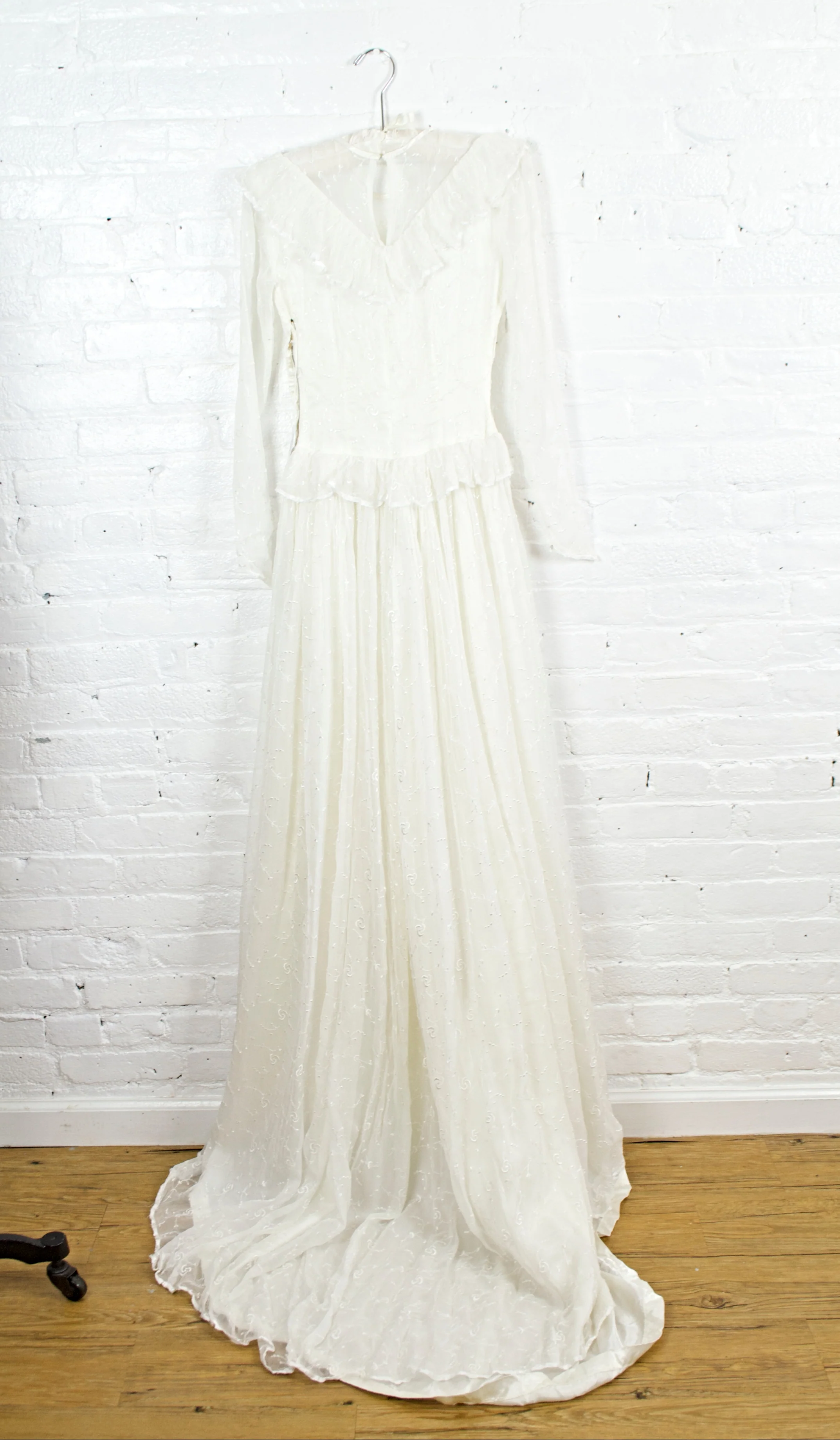 30s/40s Simple Lace Embroidered Wedding Gown Pettite - Image 2