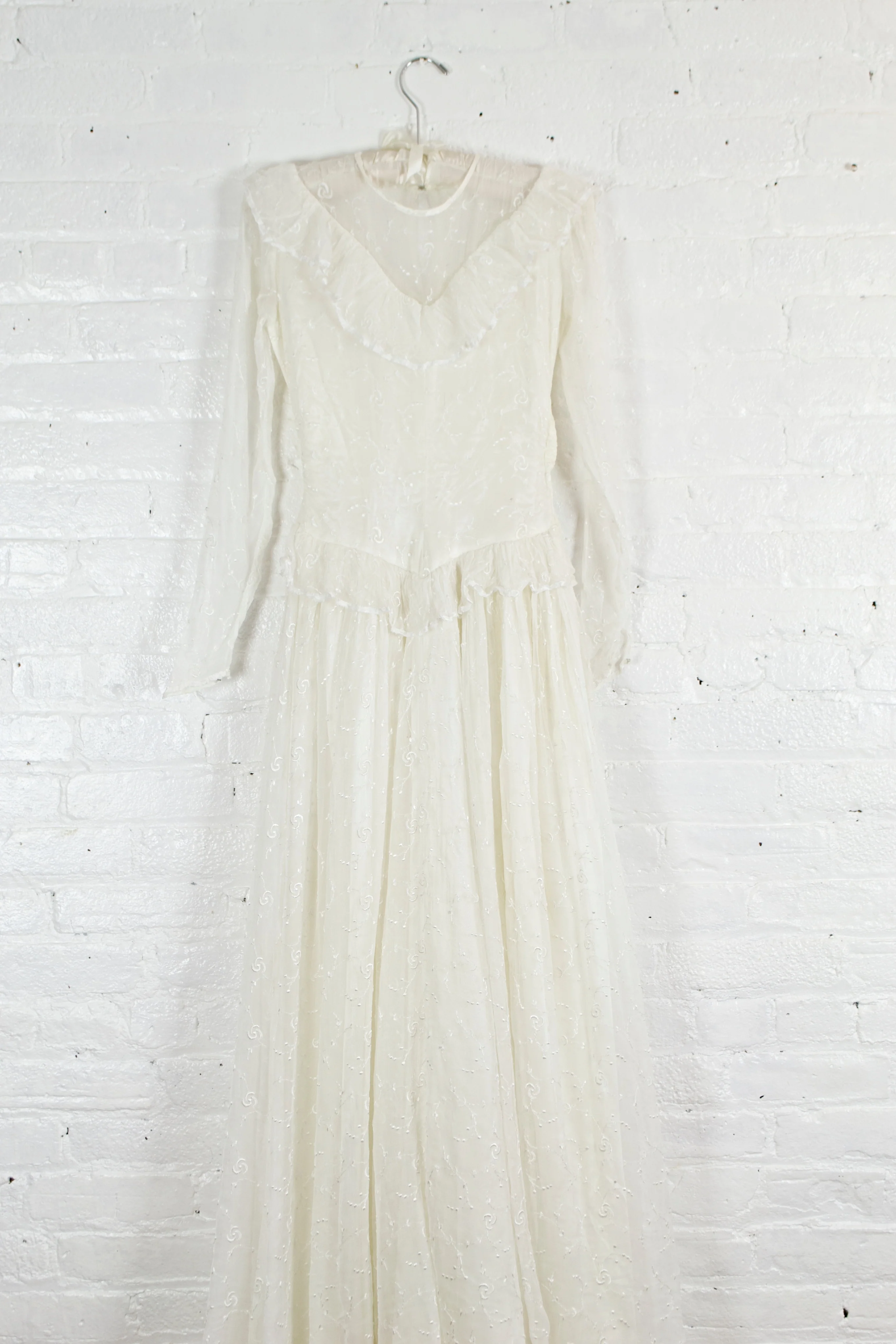 30s/40s Simple Lace Embroidered Wedding Gown Pettite - Image 3