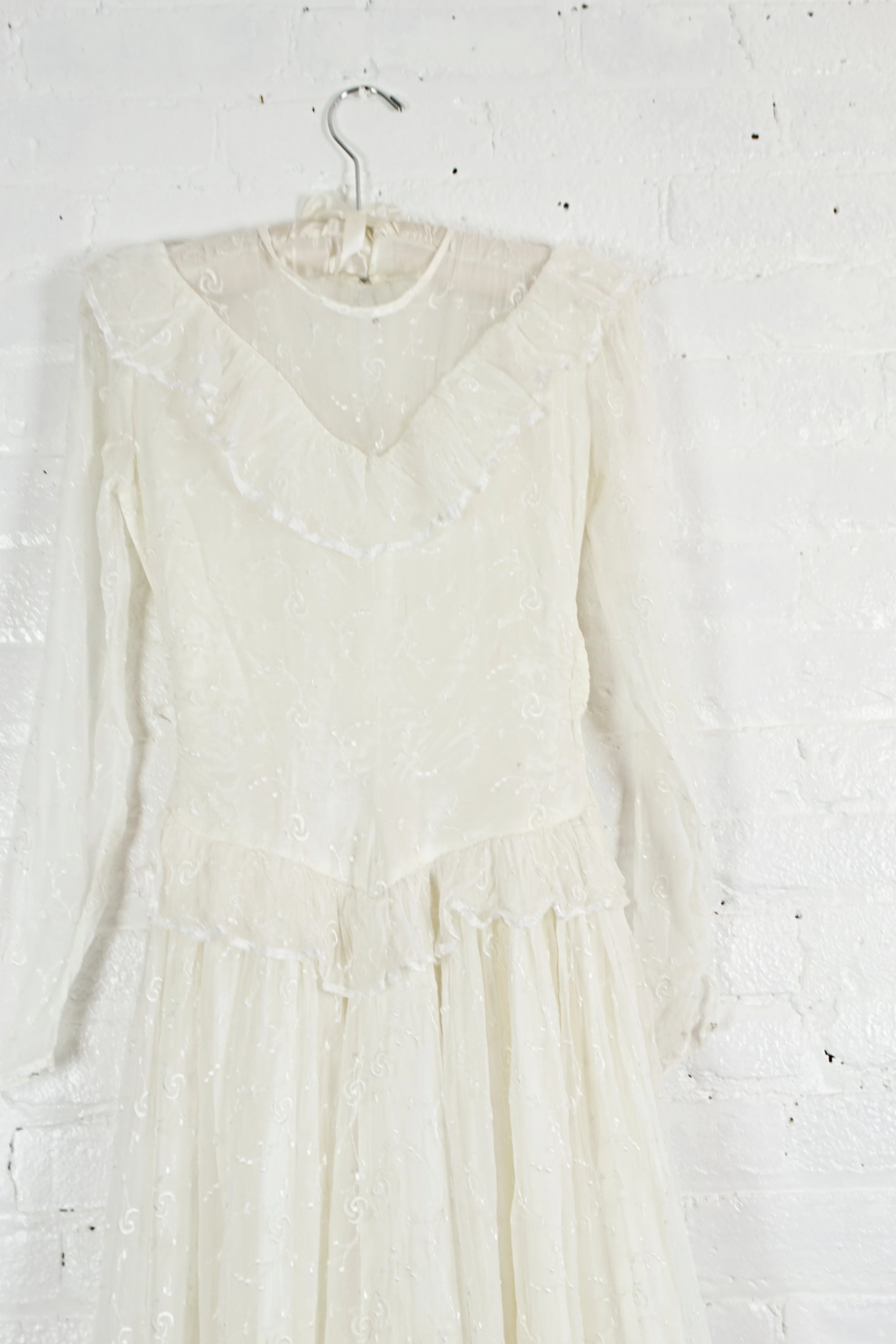 30s/40s Simple Lace Embroidered Wedding Gown Pettite - Image 4