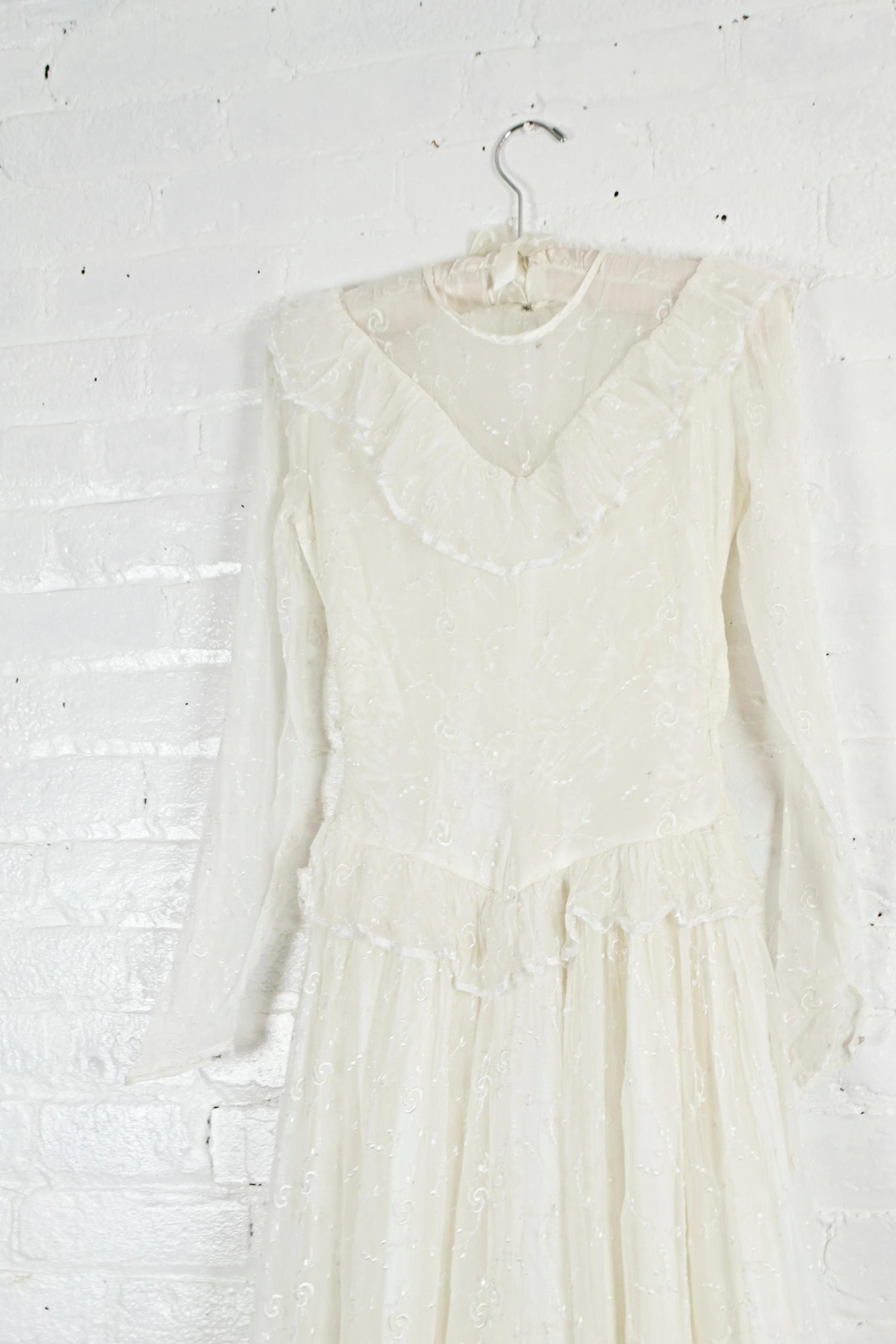 30s/40s Simple Lace Embroidered Wedding Gown Pettite - Image 5