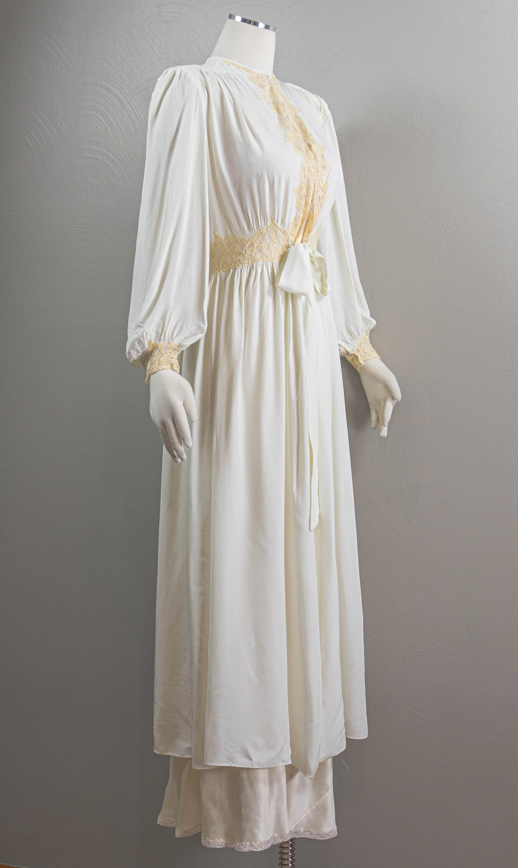 30s/40s Slinky White Rayon Peignoir Robe With Lace Trim - Image 2