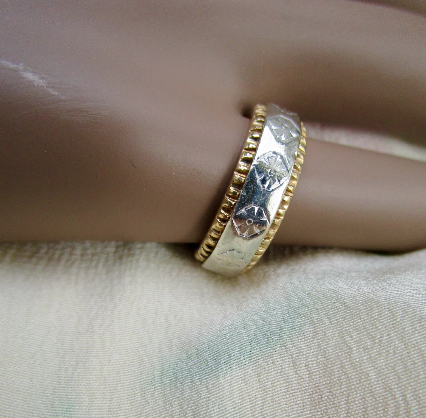30s/40s Two-tone 14k Wedding Band With Floral Embossing By Lloyd's - Image 3