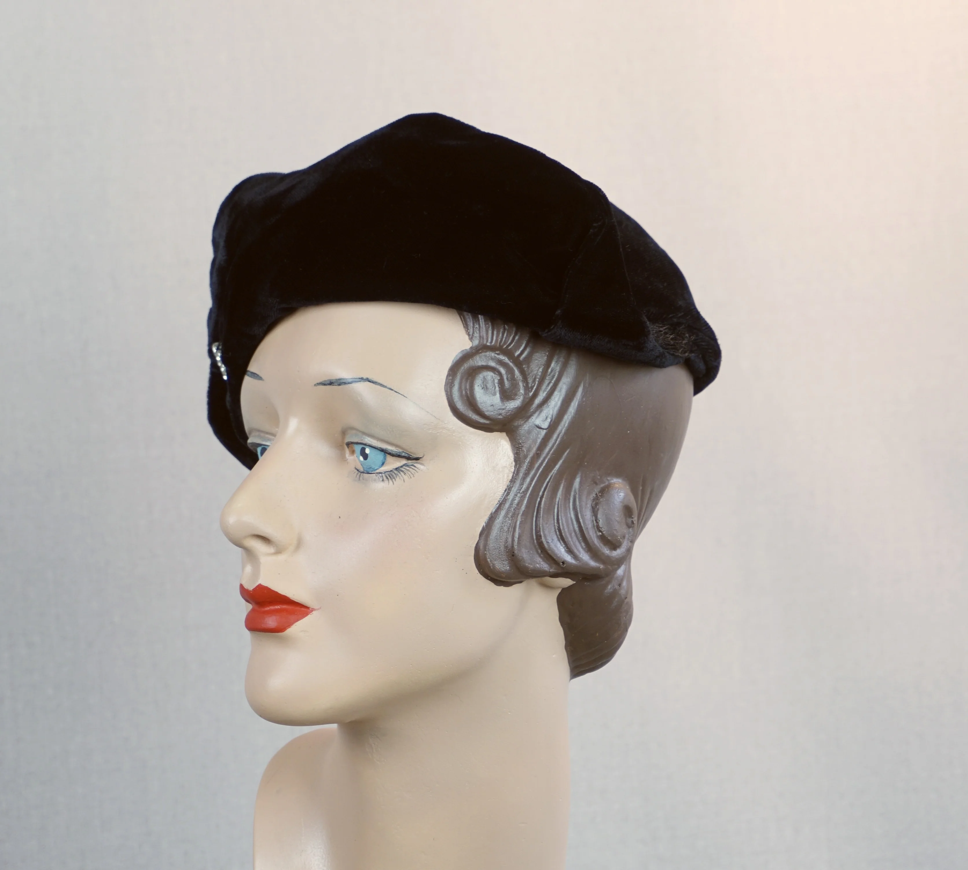 30s Black Velvet Asymmetrical Hat Rhinestone Brooch - Image 6