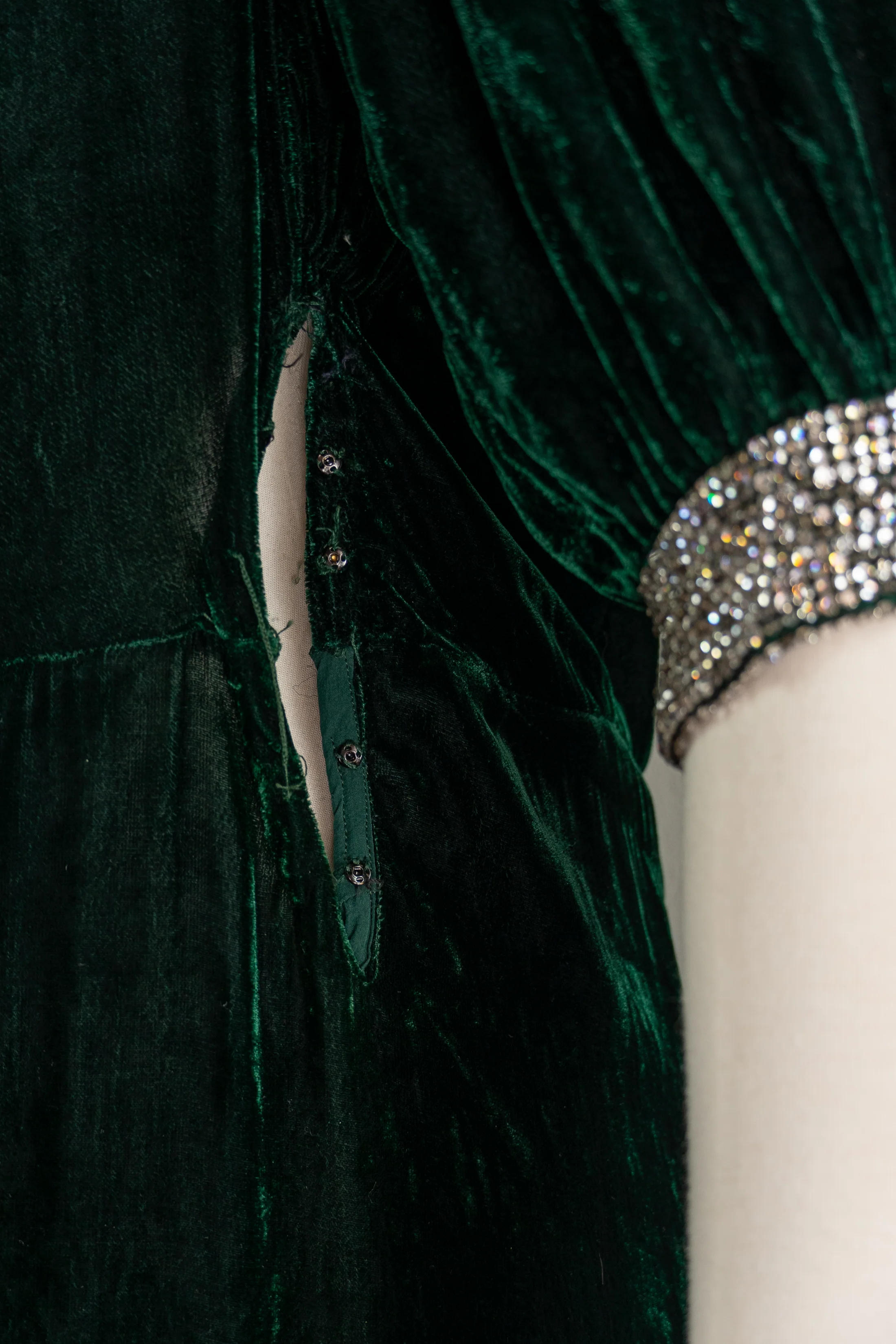 30s Forest Green Silk Velvet Gown Rhinestone Cuffs - Image 9
