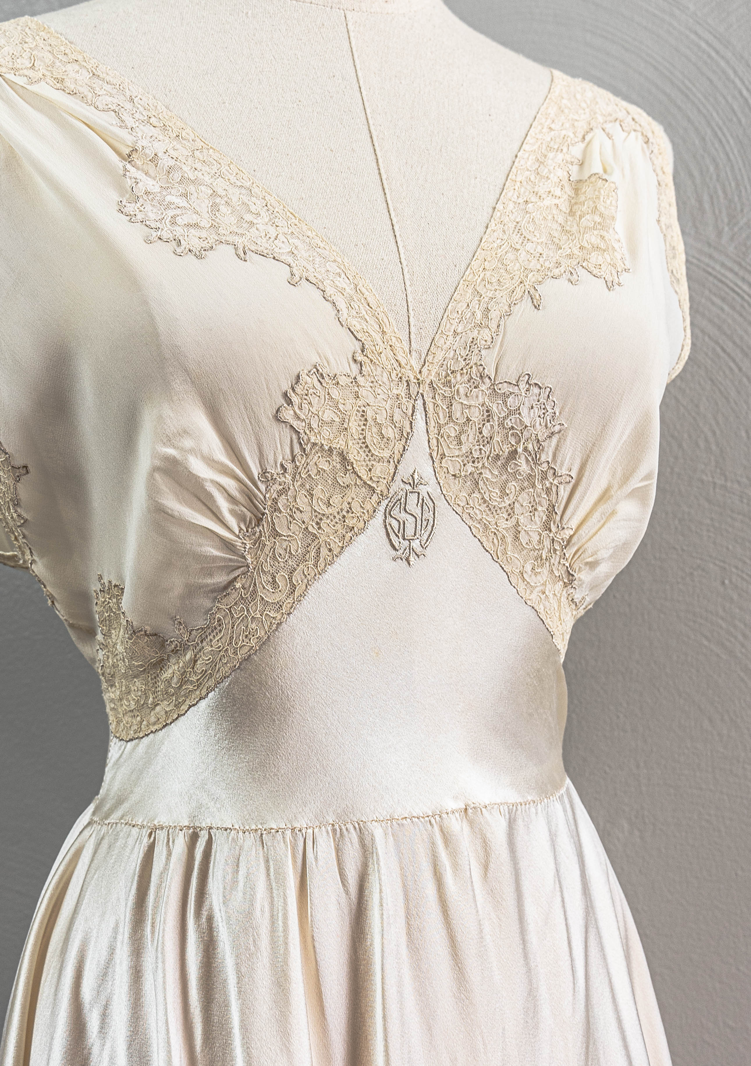 30s Luxurious White Silk And Lace Nightgown Sheer Top - Image 3