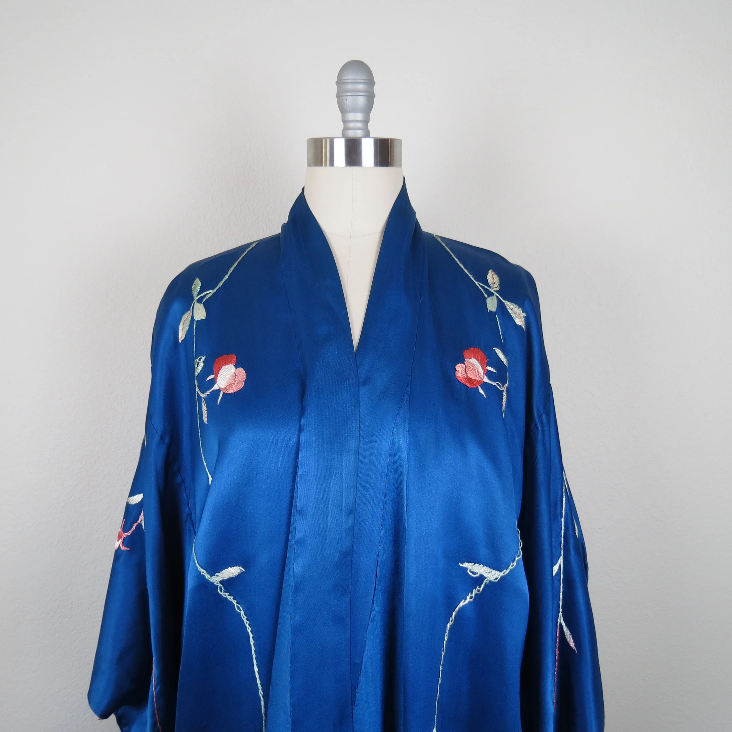 30s Silk Embroidered Robe Dressing Gown - Image 3