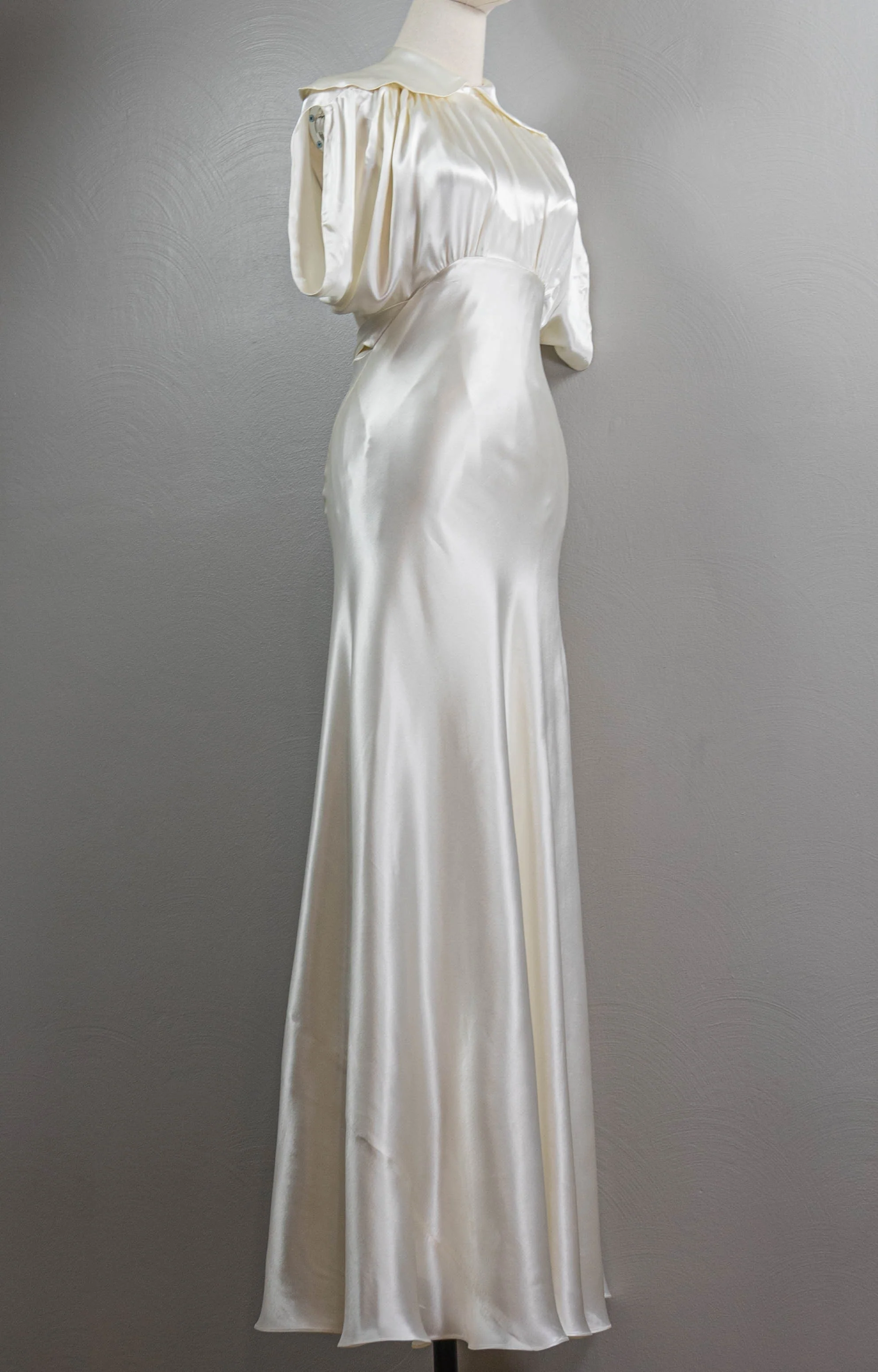 30s White Liquid Stain Evening Gown Key Hole Back - Image 5