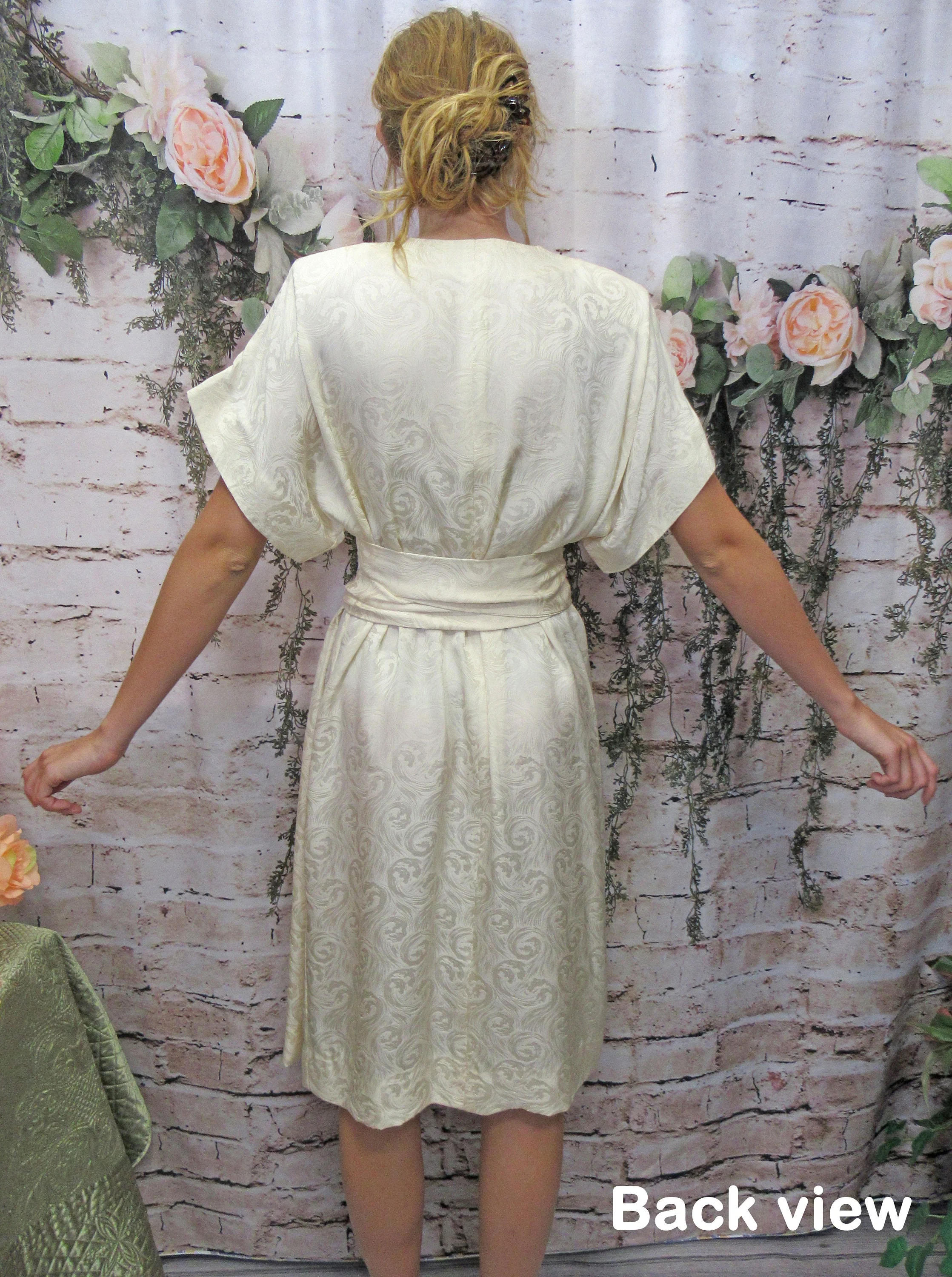 36 Bust Robe Style Dress Attached Obi Wrap Long Belt 80s Wide Sleeve V-Neck Cream White Silk Knee Length Saks 5th Avenue Label Vtg - Image 10