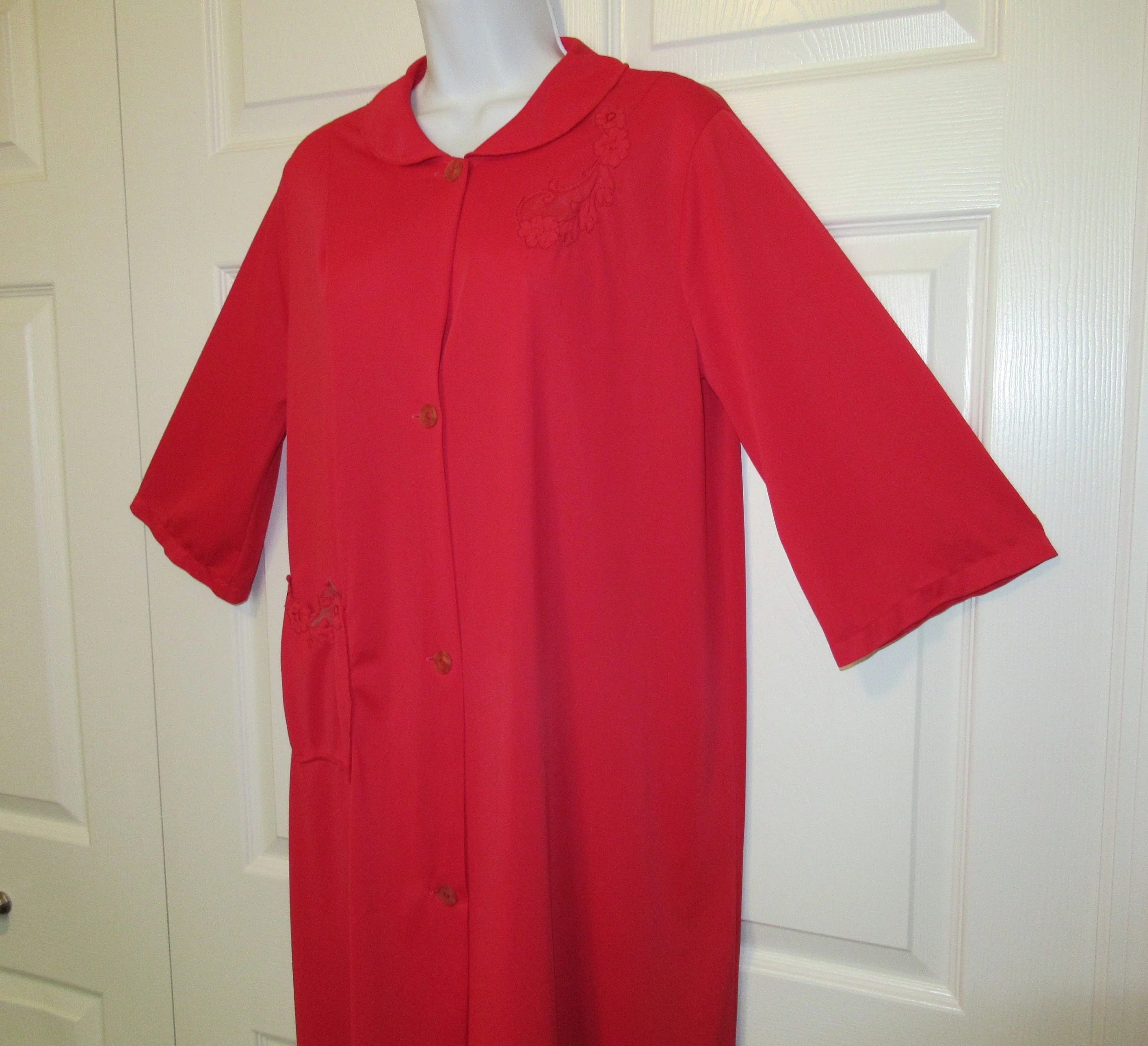 40 Bust Sz Med Robe Quality Lingerie Logo Red Nylon Quarter Length Sleeve Peter Pan Collar Floral Lace Button Front and Pocket Made In Usa by Lorraine - Image 3