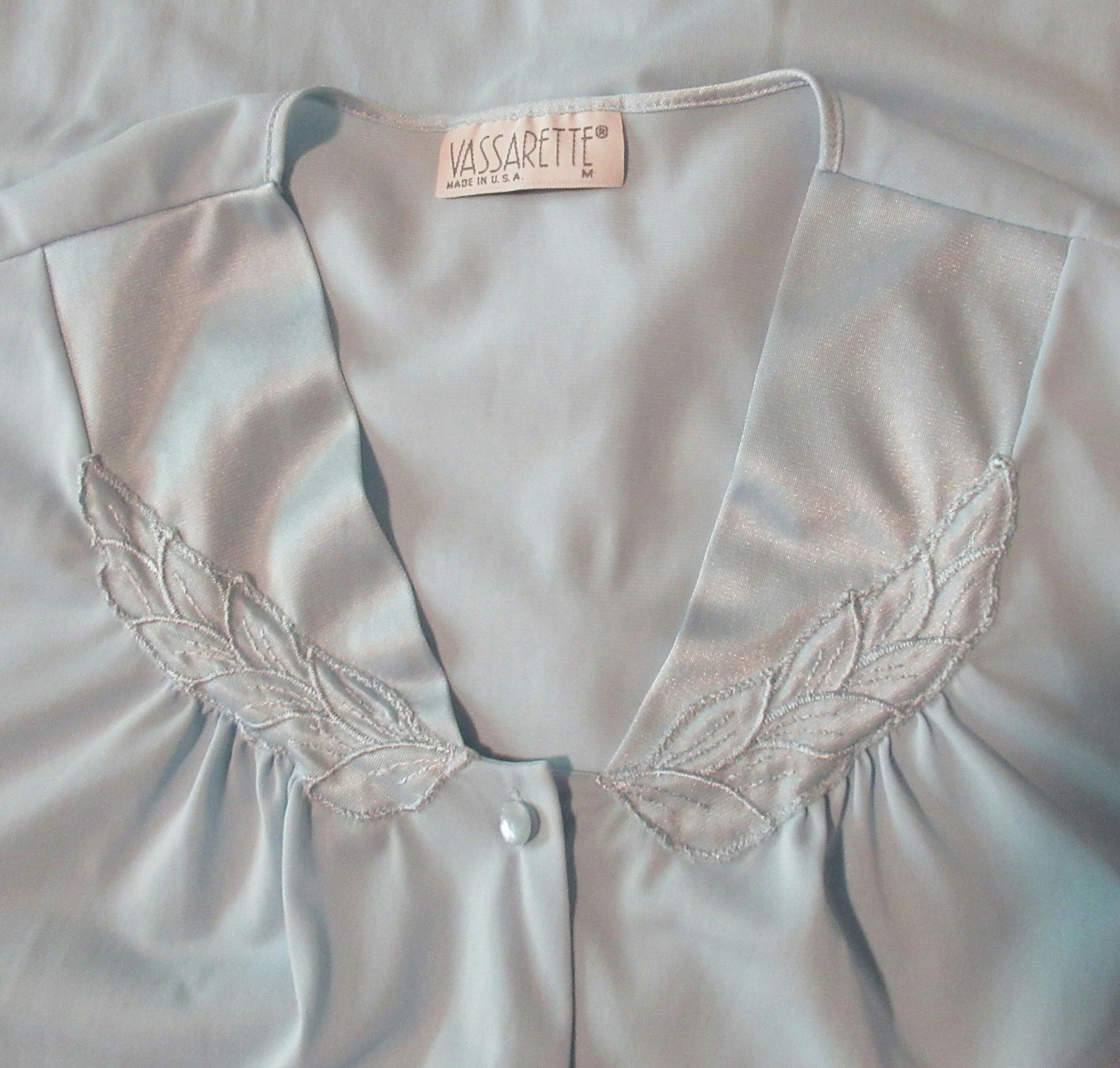 40 Bust Vassarette Robe Elbow Length Sleeve, Button Front, V-Neck, Floral Applique Trim, Pastel Blue Nylon, Sz Medium, Made In Usa, Vtg - Image 3