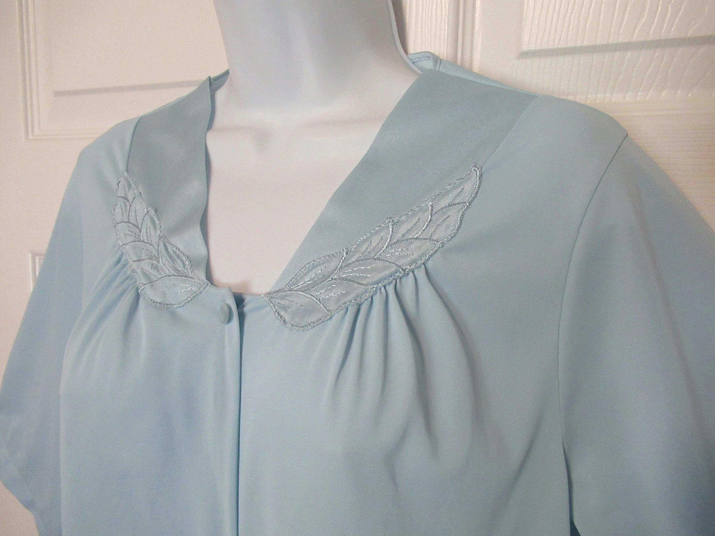 40 Bust Vassarette Robe Elbow Length Sleeve, Button Front, V-Neck, Floral Applique Trim, Pastel Blue Nylon, Sz Medium, Made In Usa, Vtg - Image 4