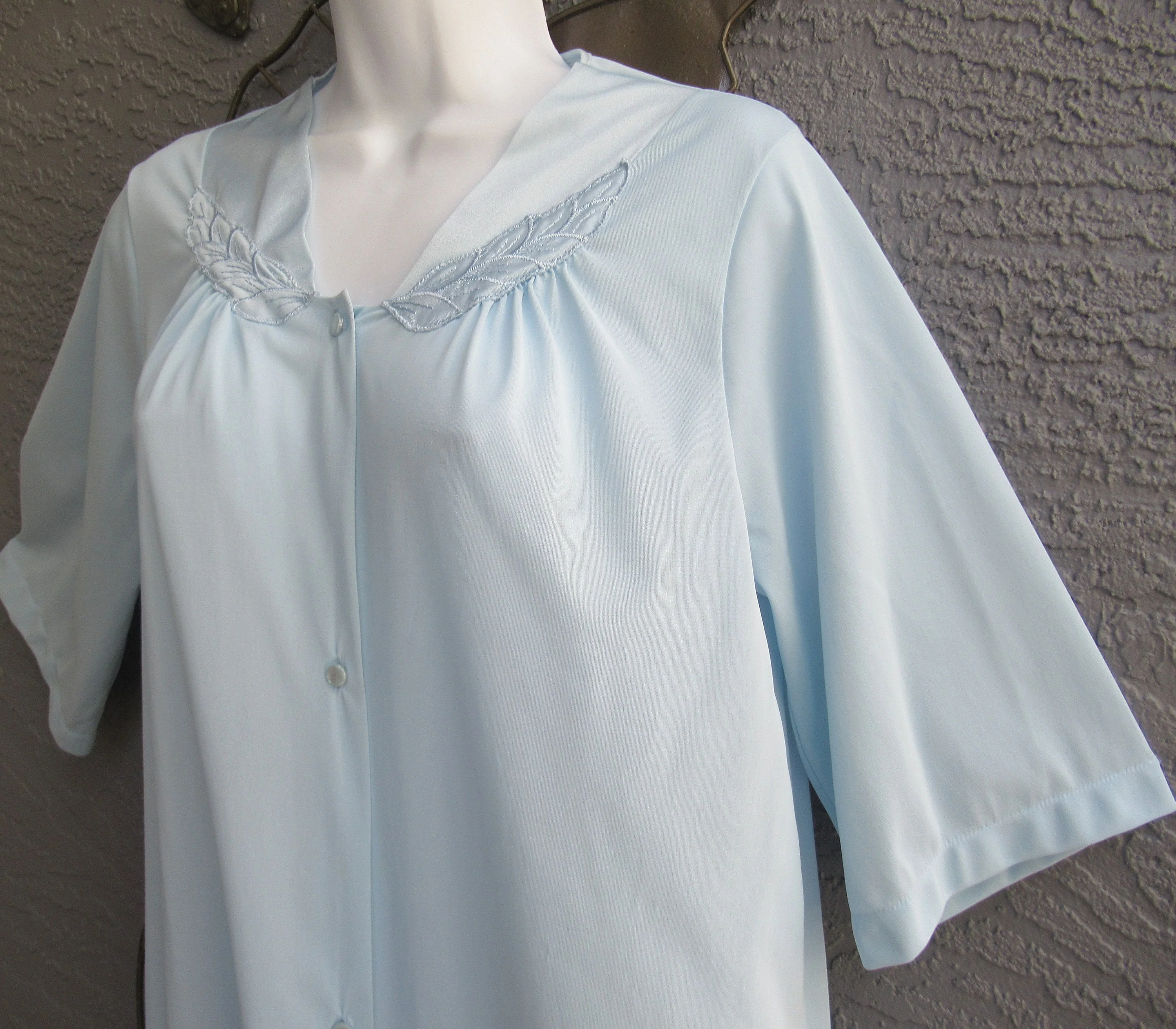40 Bust Vassarette Robe Elbow Length Sleeve, Button Front, V-Neck, Floral Applique Trim, Pastel Blue Nylon, Sz Medium, Made In Usa, Vtg - Image 7