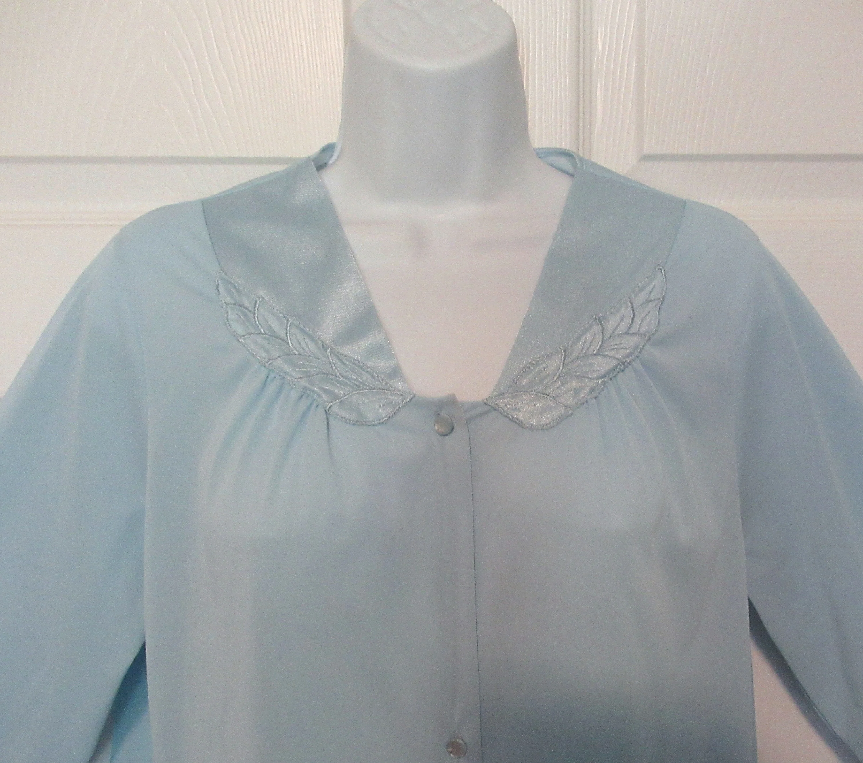 40 Bust Vassarette Robe Elbow Length Sleeve, Button Front, V-Neck, Floral Applique Trim, Pastel Blue Nylon, Sz Medium, Made In Usa, Vtg - Image 9