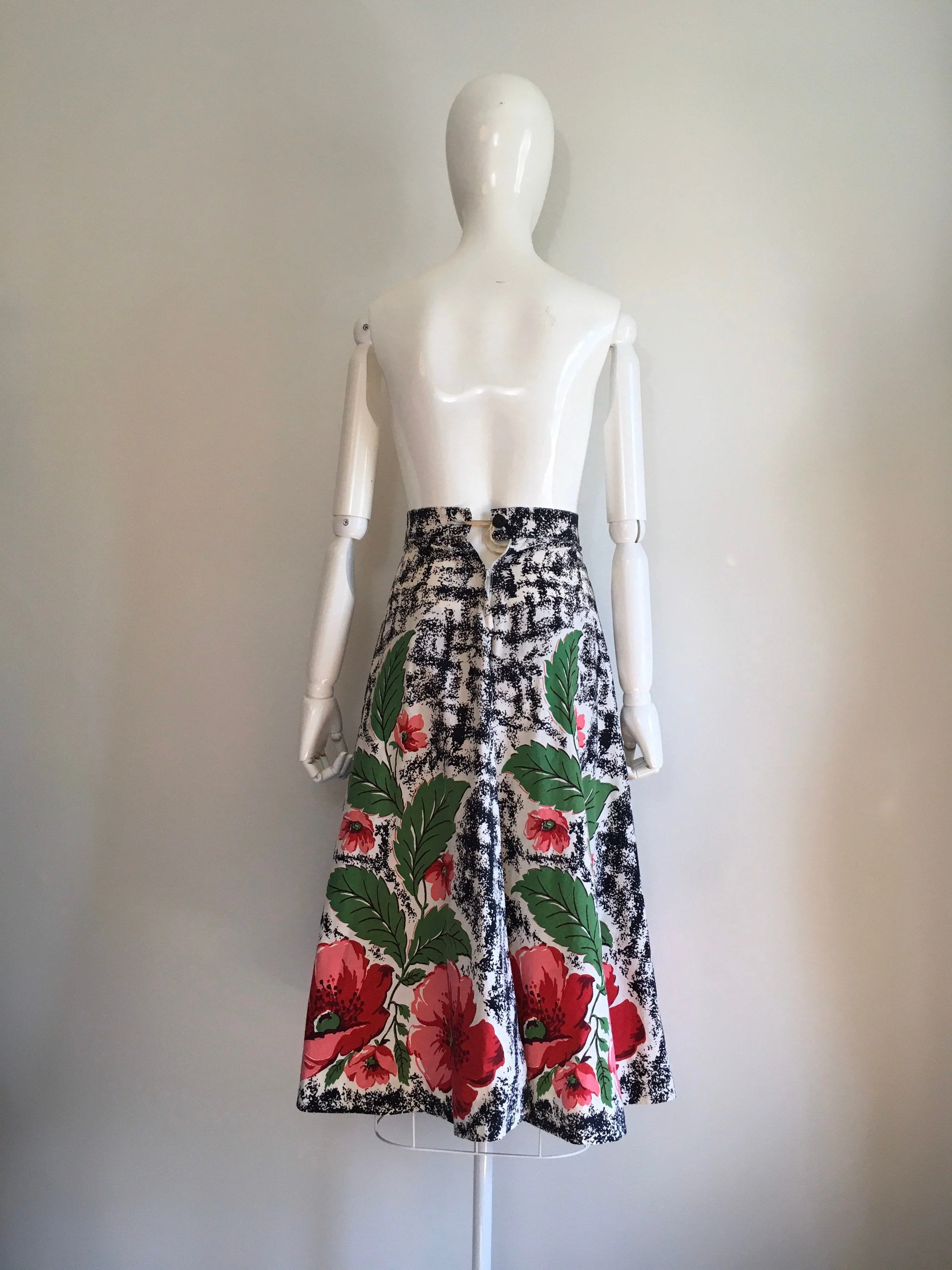 40's/50's Black and White Printed Skirt with Large Floral Print - Image 2