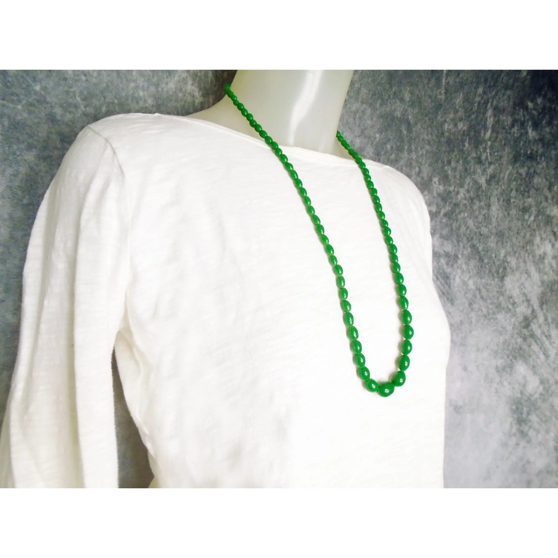 40s/50s Green Glass Bead Necklace Re-strung Fully Restored - Image 3
