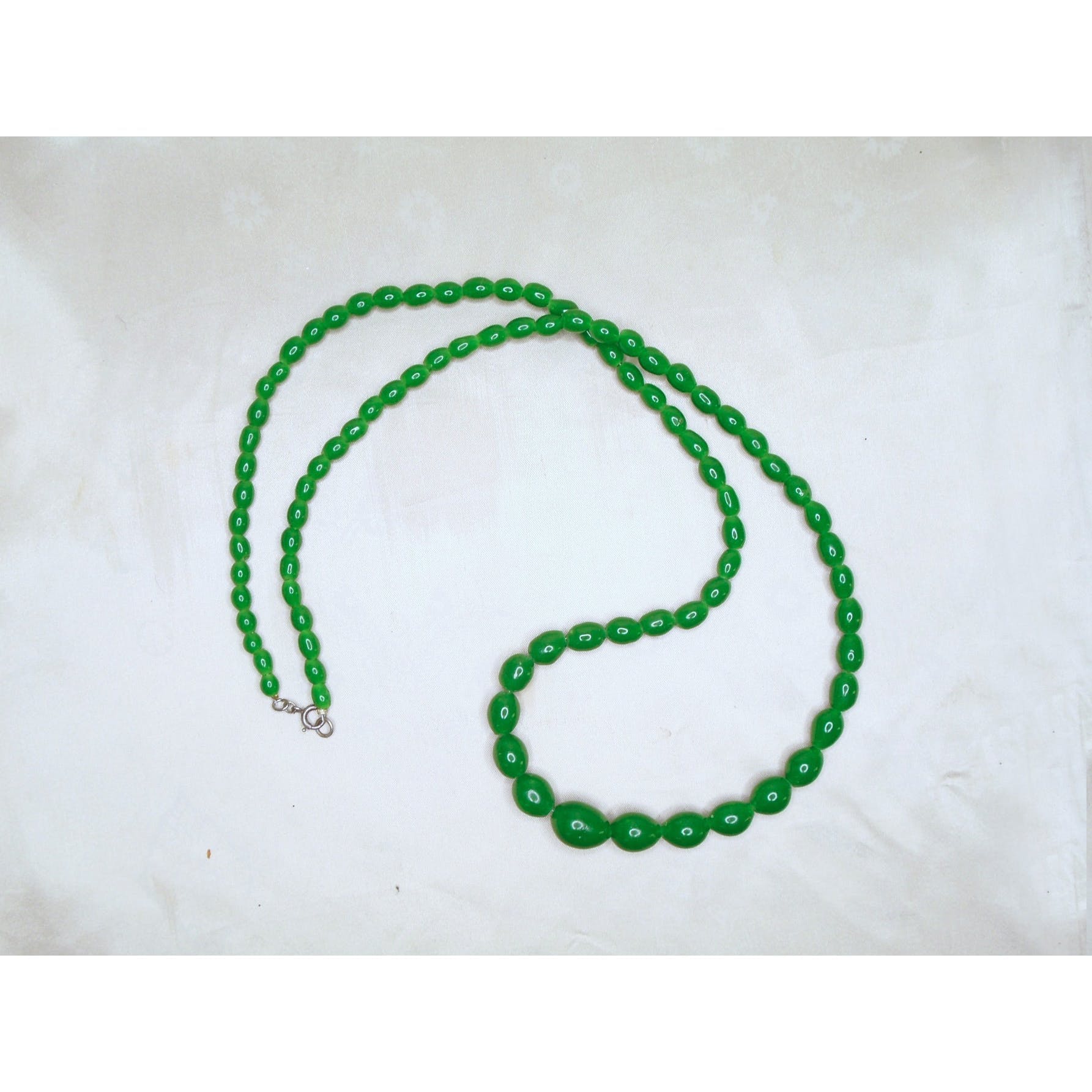 40s/50s Green Glass Bead Necklace Re-strung Fully Restored - Image 4