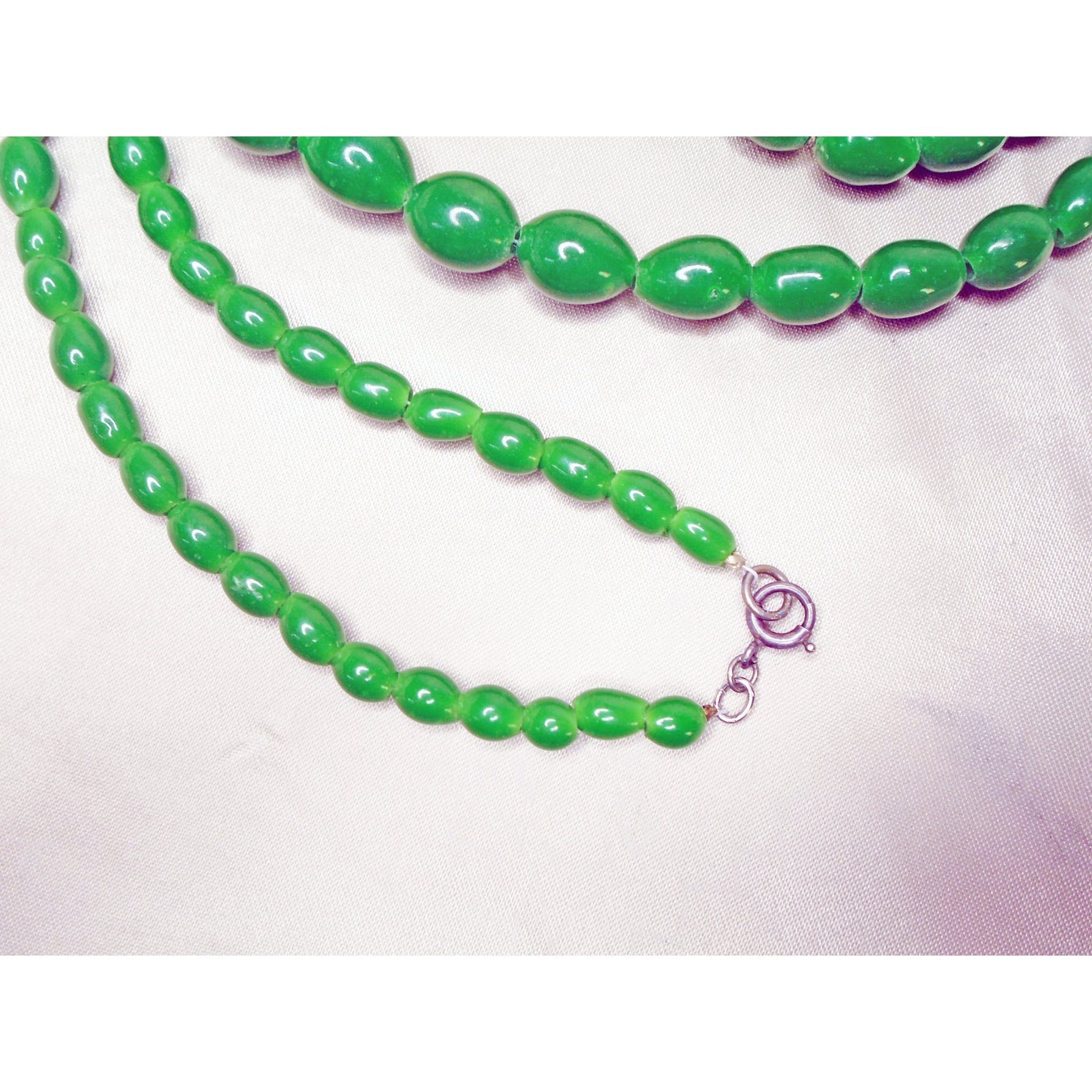 40s/50s Green Glass Bead Necklace Re-strung Fully Restored - Image 5