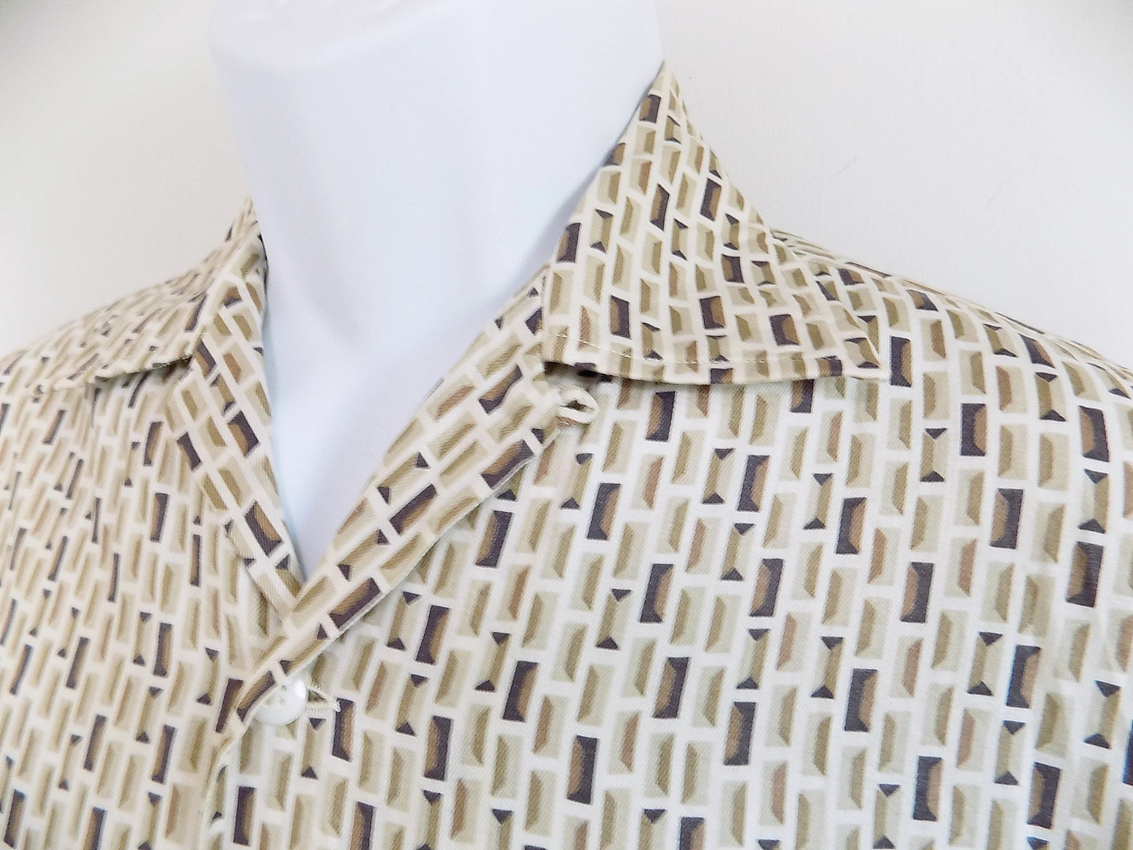 40s 50s Loop Collar Short Sleeved Cotton Shirt Harry Allenfall Deluth Tile Novelty Print Small Brown White French by Harry Allenfall Deluth - Image 2