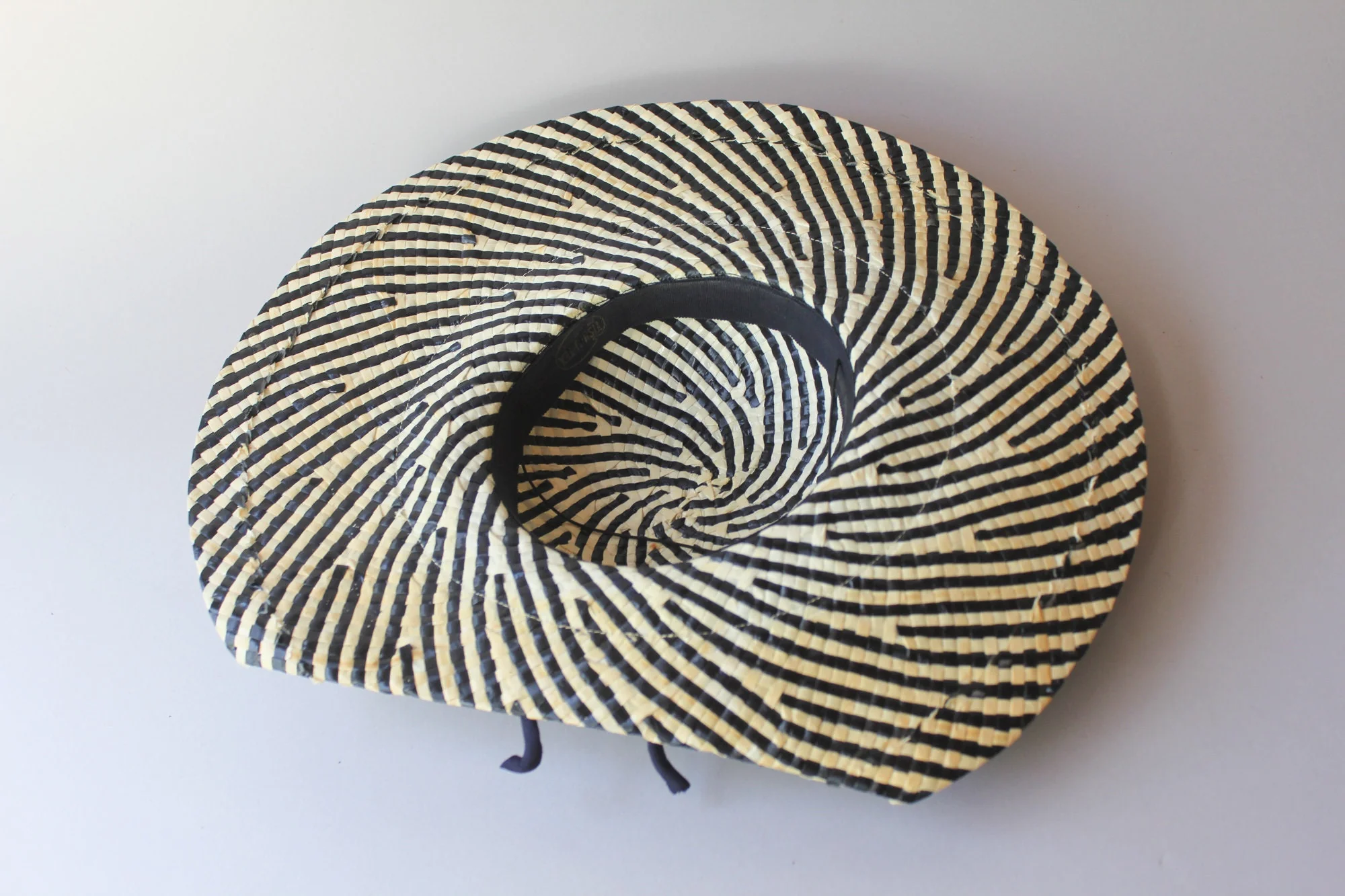 40s 50s Navy Blue and White Wide Brim Straw Sun Hat with Velvet Trim - Image 5