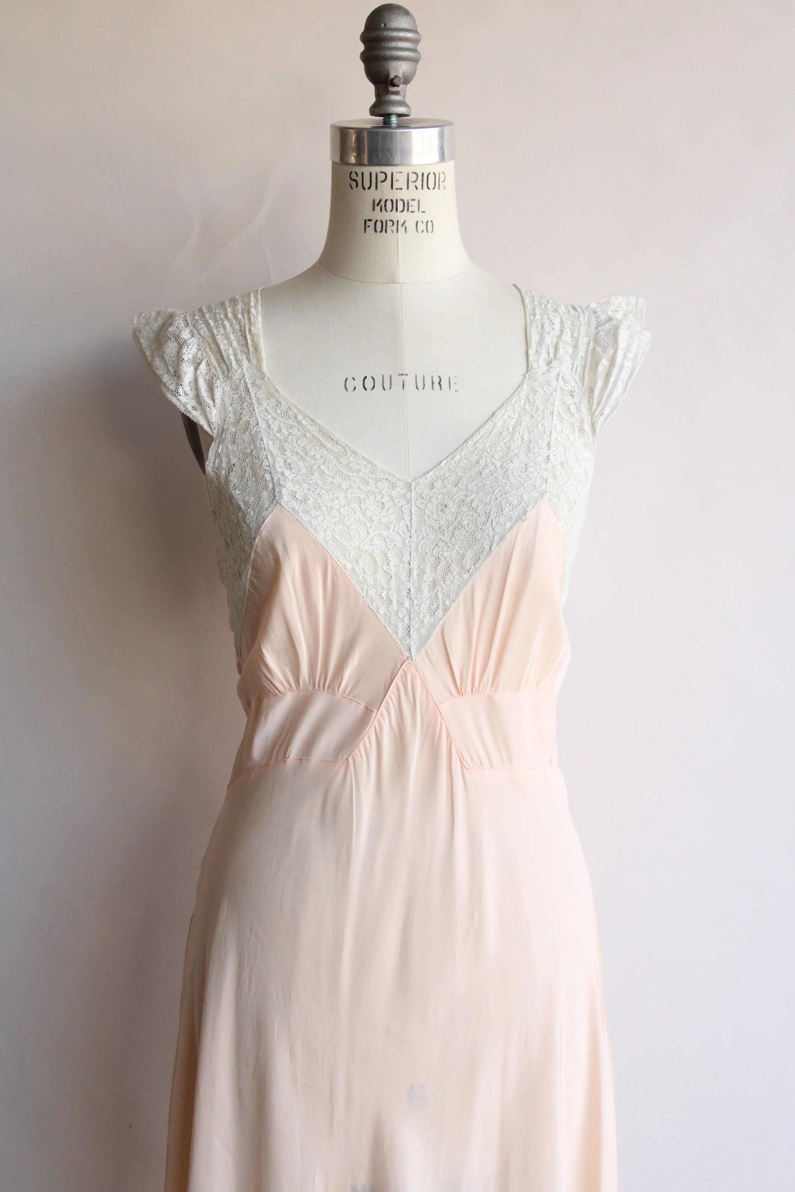 40s/50s Pink Satin And White Lace Nightgown - Image 3