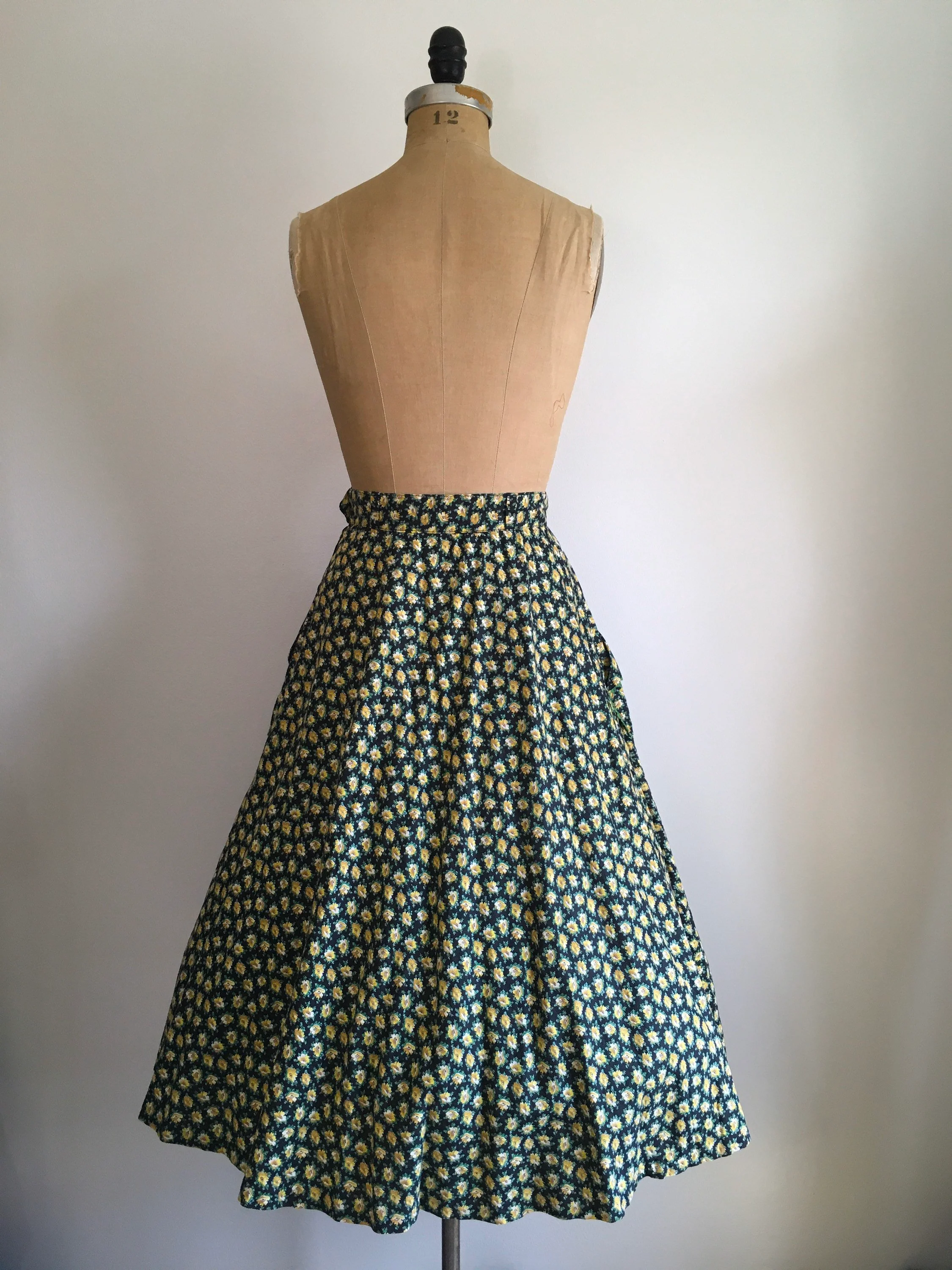 40's/50's Yellow and Black Floral Print Skirt with Green Trim - Image 2