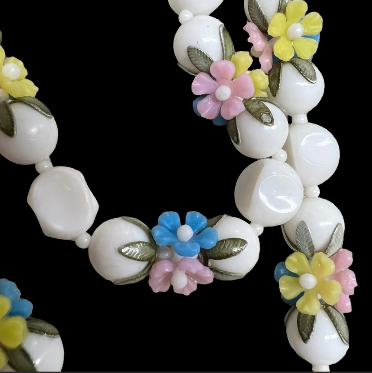 40s Beaded Necklace With Flowers And Metal Leaves - Image 3