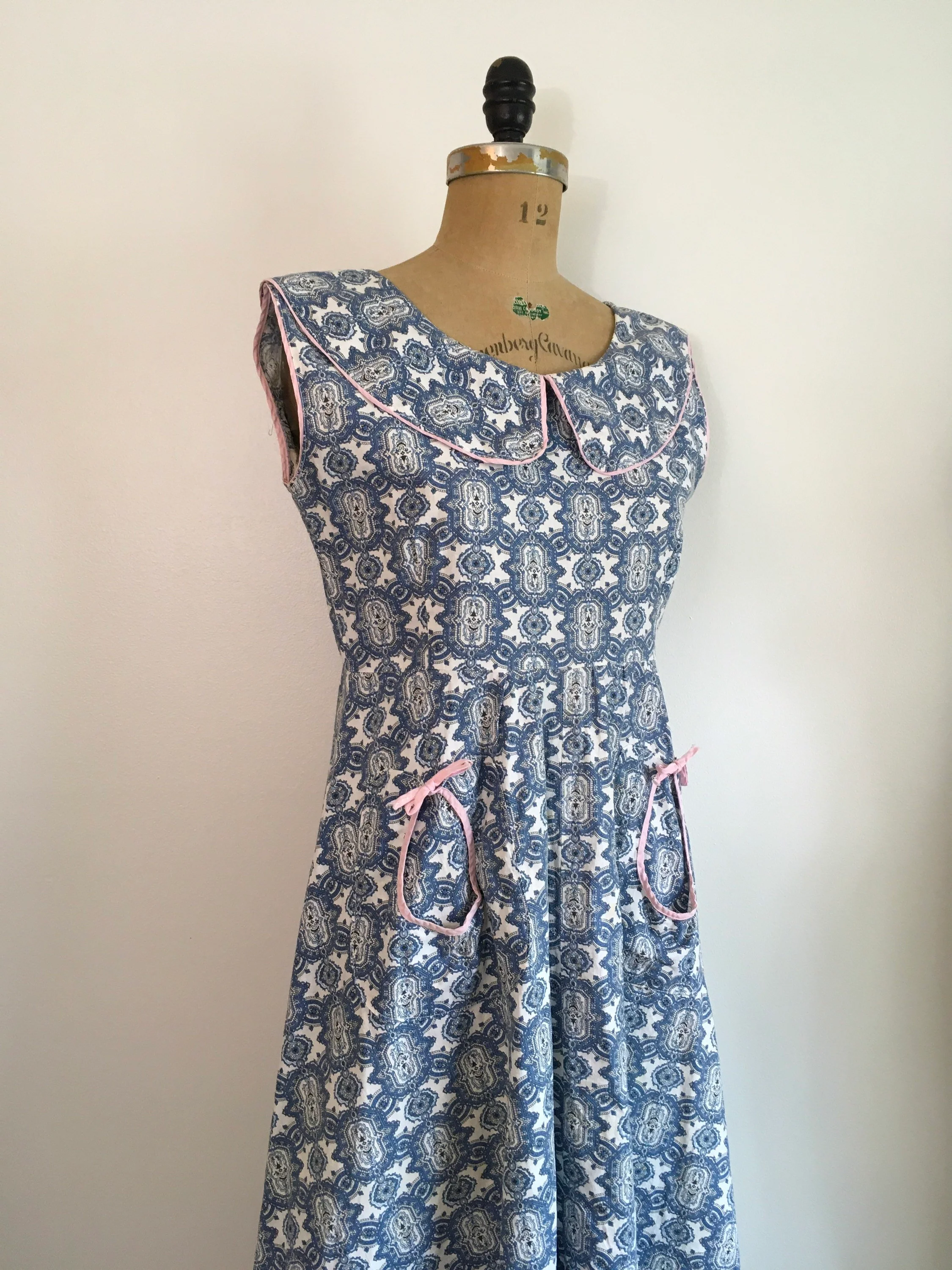 40's Blue and White Patterned House Dress with Pockets and Pink Trim - Image 3