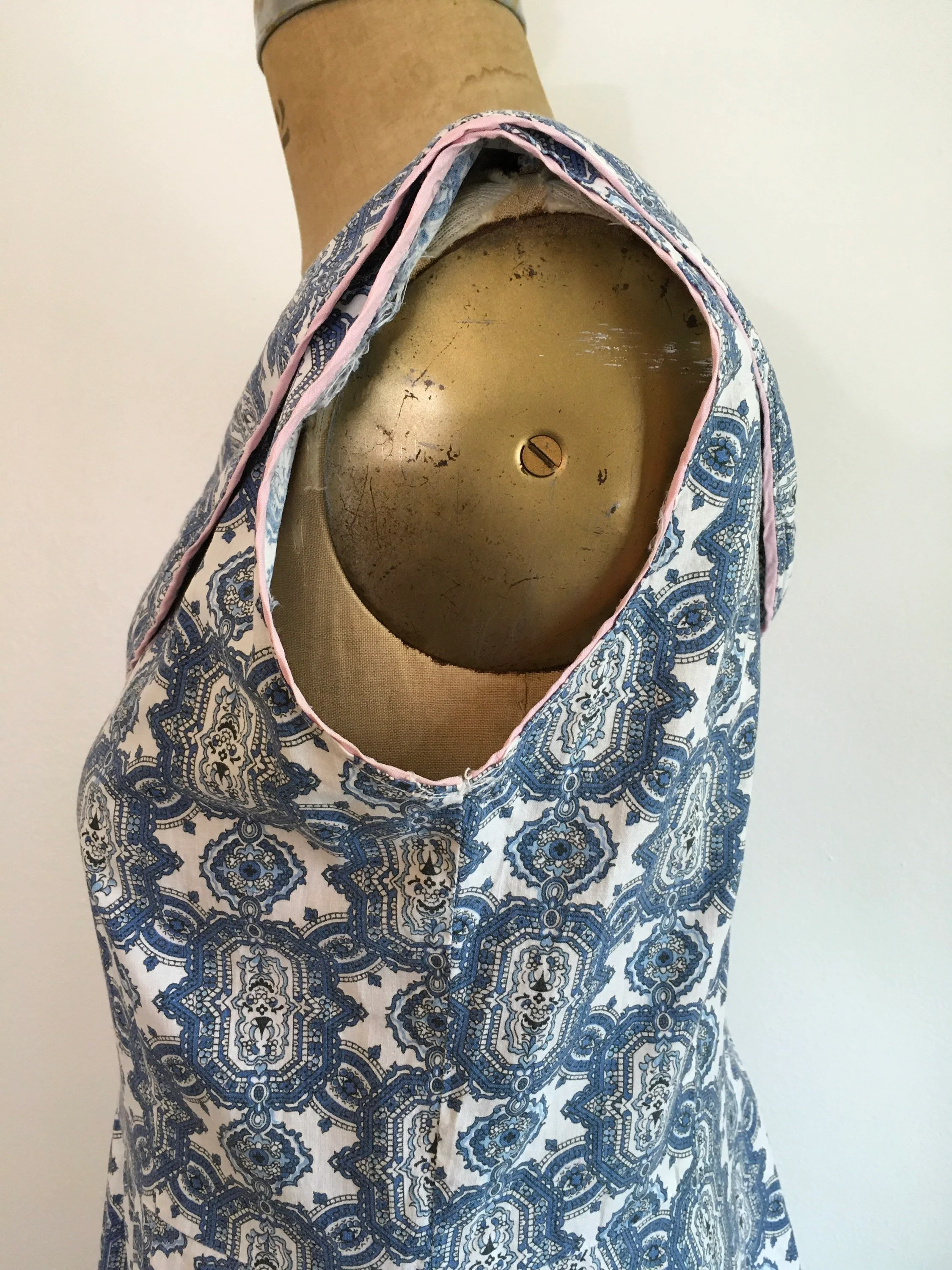 40's Blue and White Patterned House Dress with Pockets and Pink Trim - Image 4