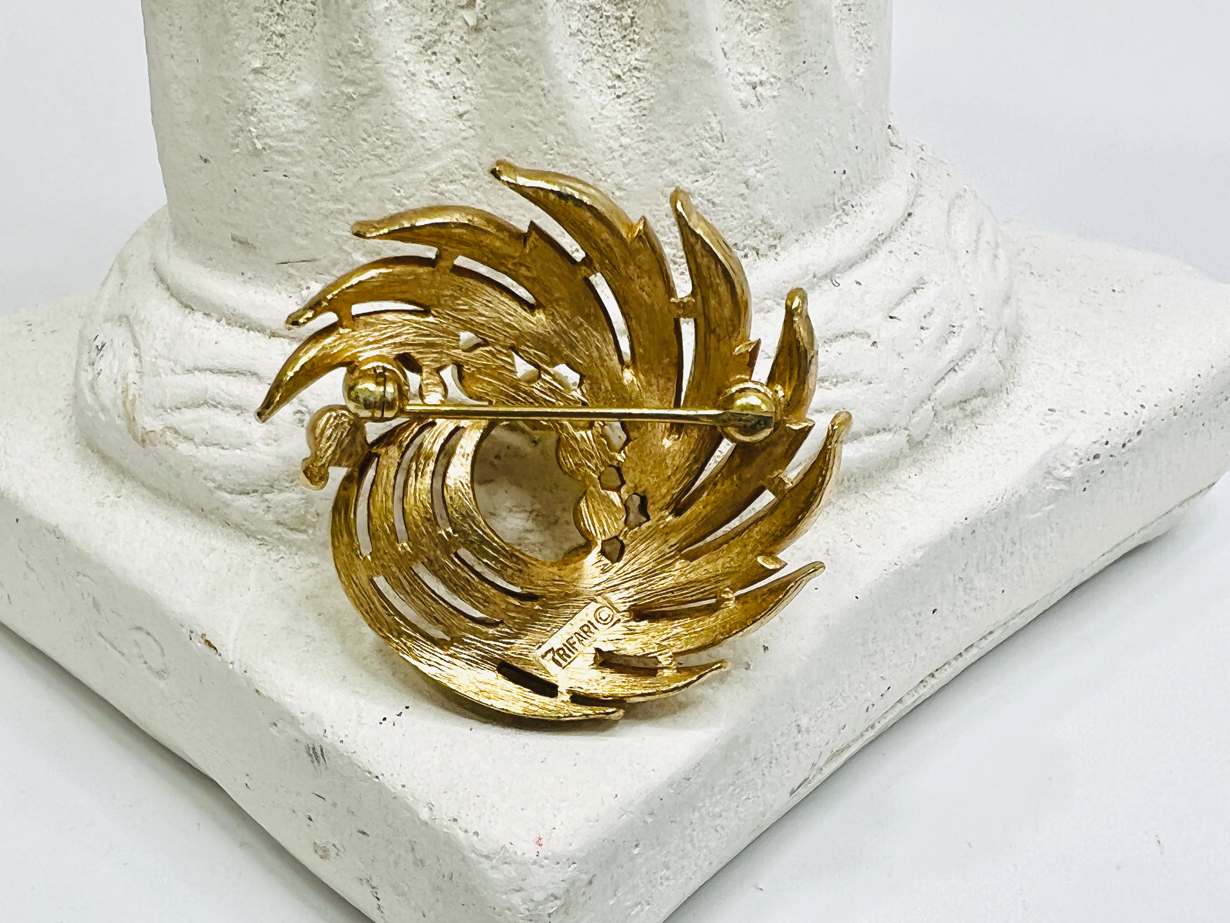 40s Gold Tone Faux Pearl Pin Swirl Estate Mid Century By Crown Trifari - Image 4