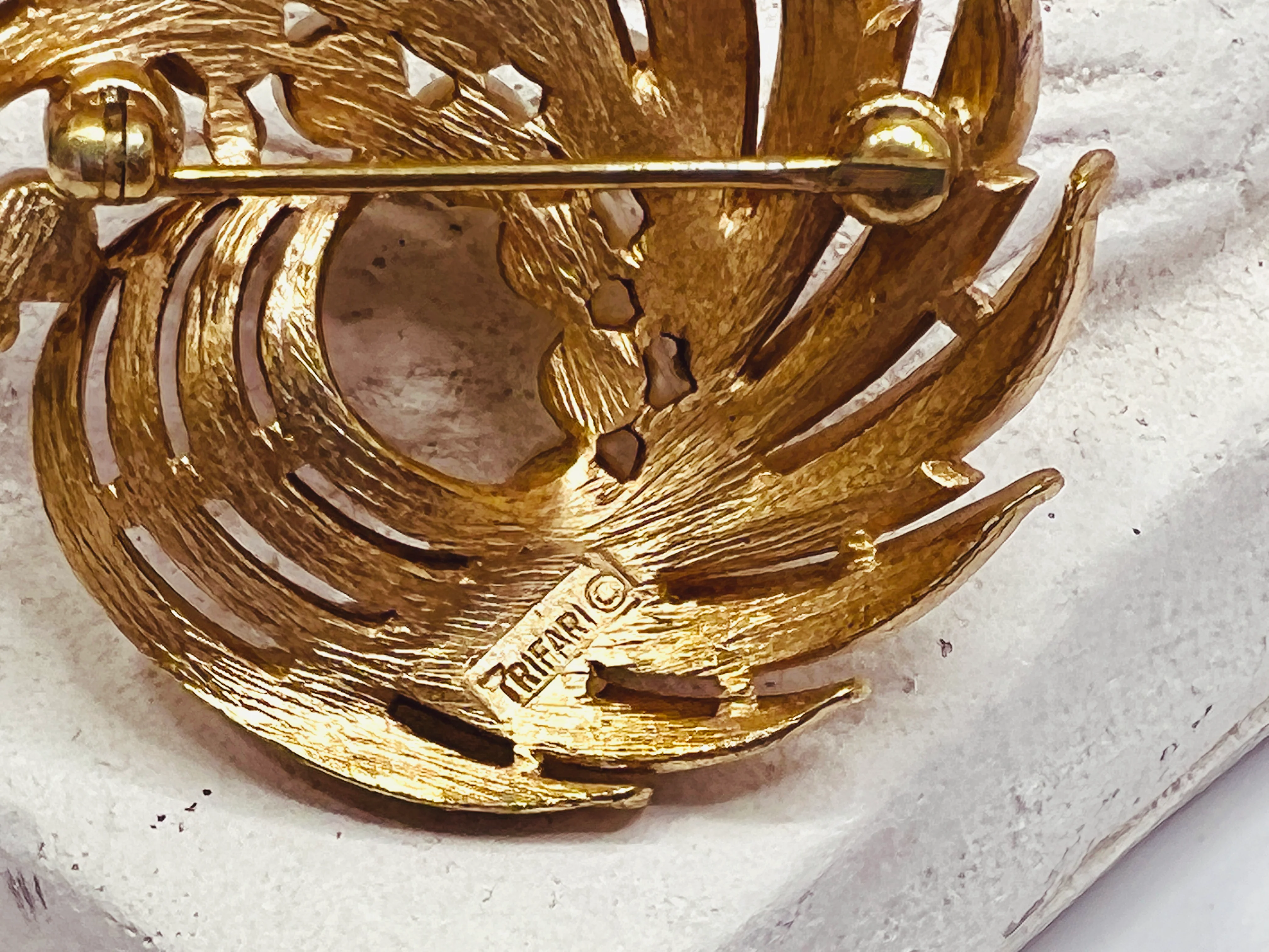 40s Gold Tone Faux Pearl Pin Swirl Estate Mid Century By Crown Trifari - Image 5