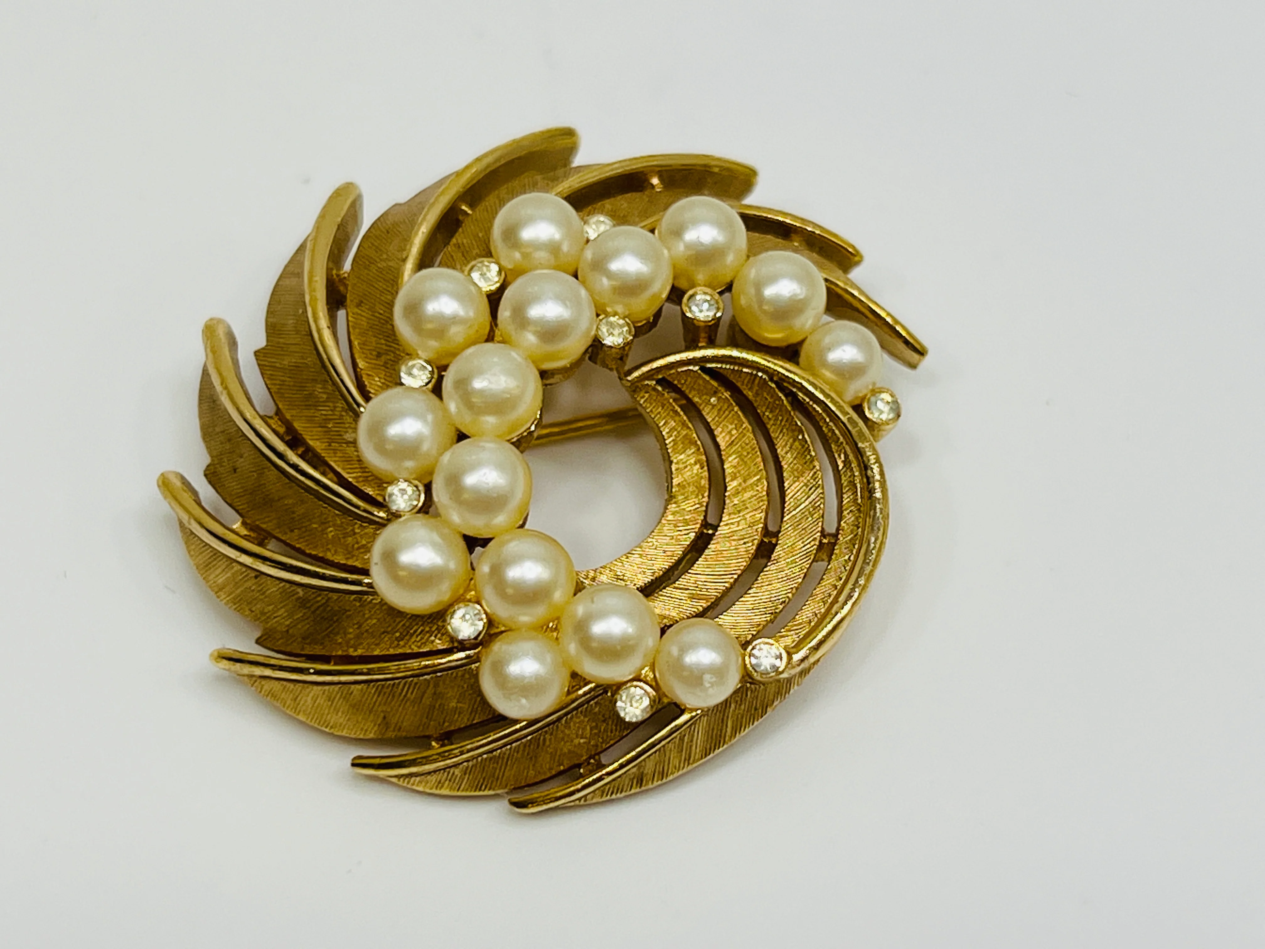 40s Gold Tone Faux Pearl Pin Swirl Estate Mid Century By Crown Trifari - Image 6