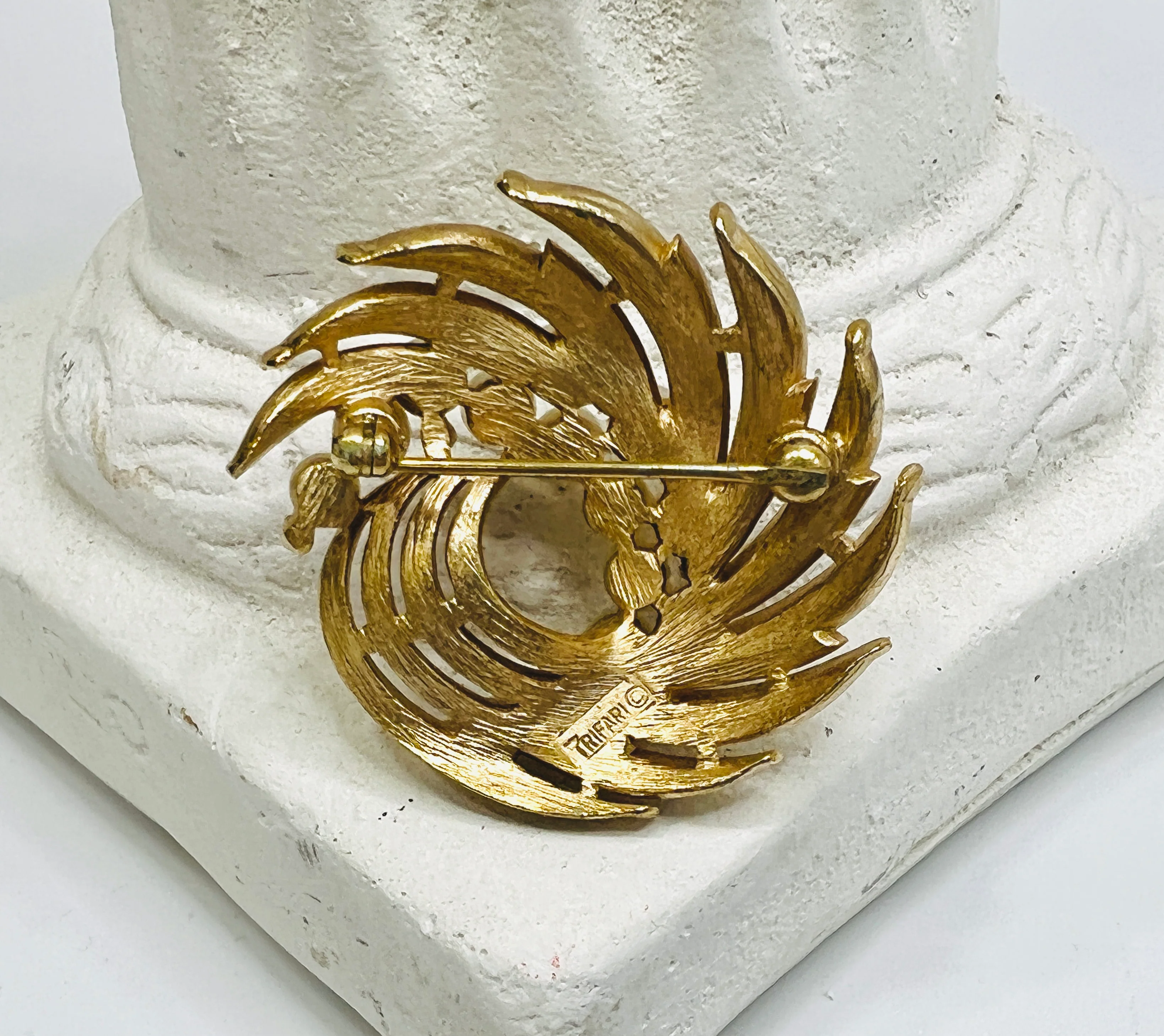 40s Gold Tone Faux Pearl Pin Swirl Estate Mid Century By Crown Trifari - Image 7