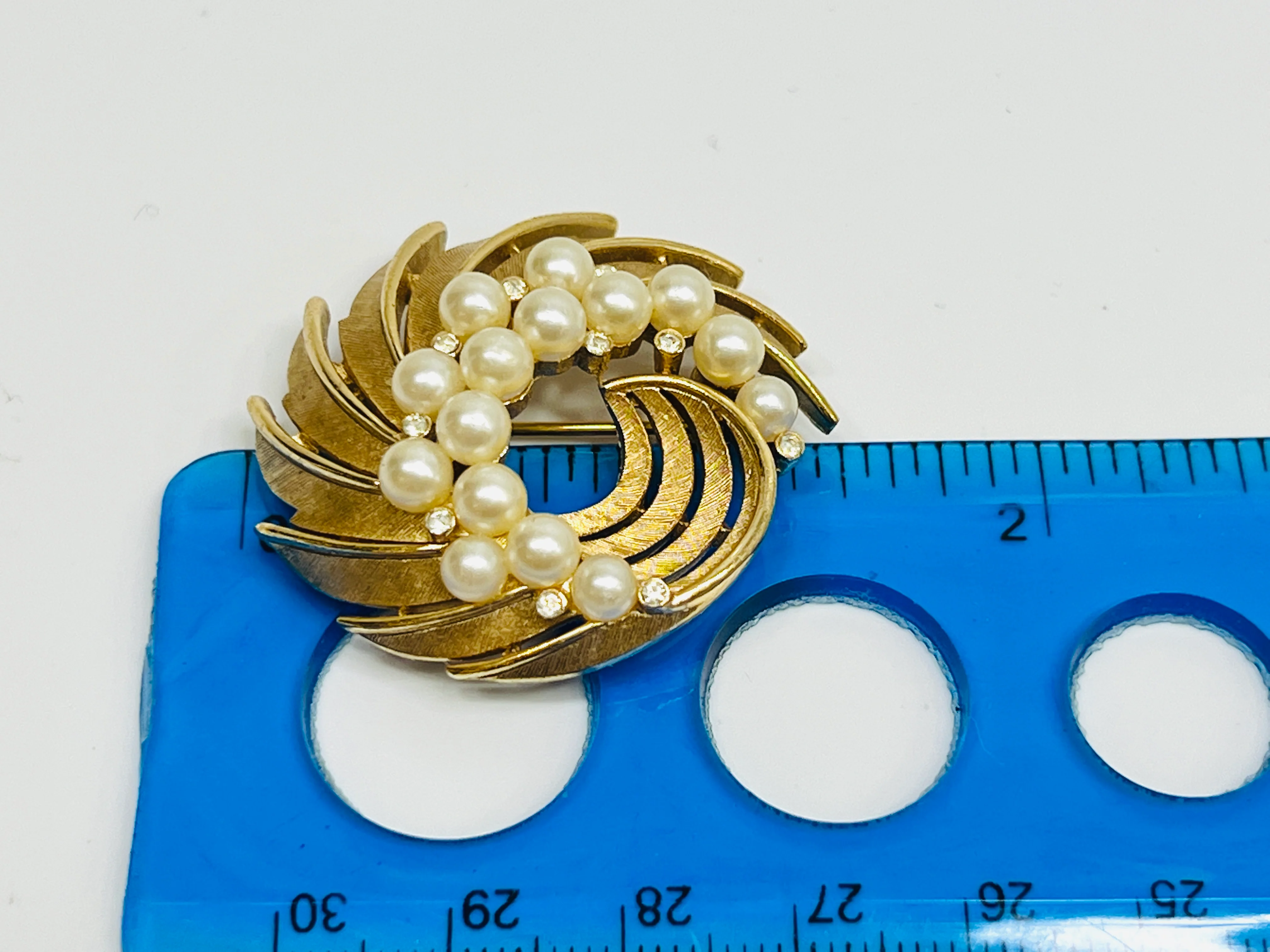 40s Gold Tone Faux Pearl Pin Swirl Estate Mid Century By Crown Trifari - Image 8