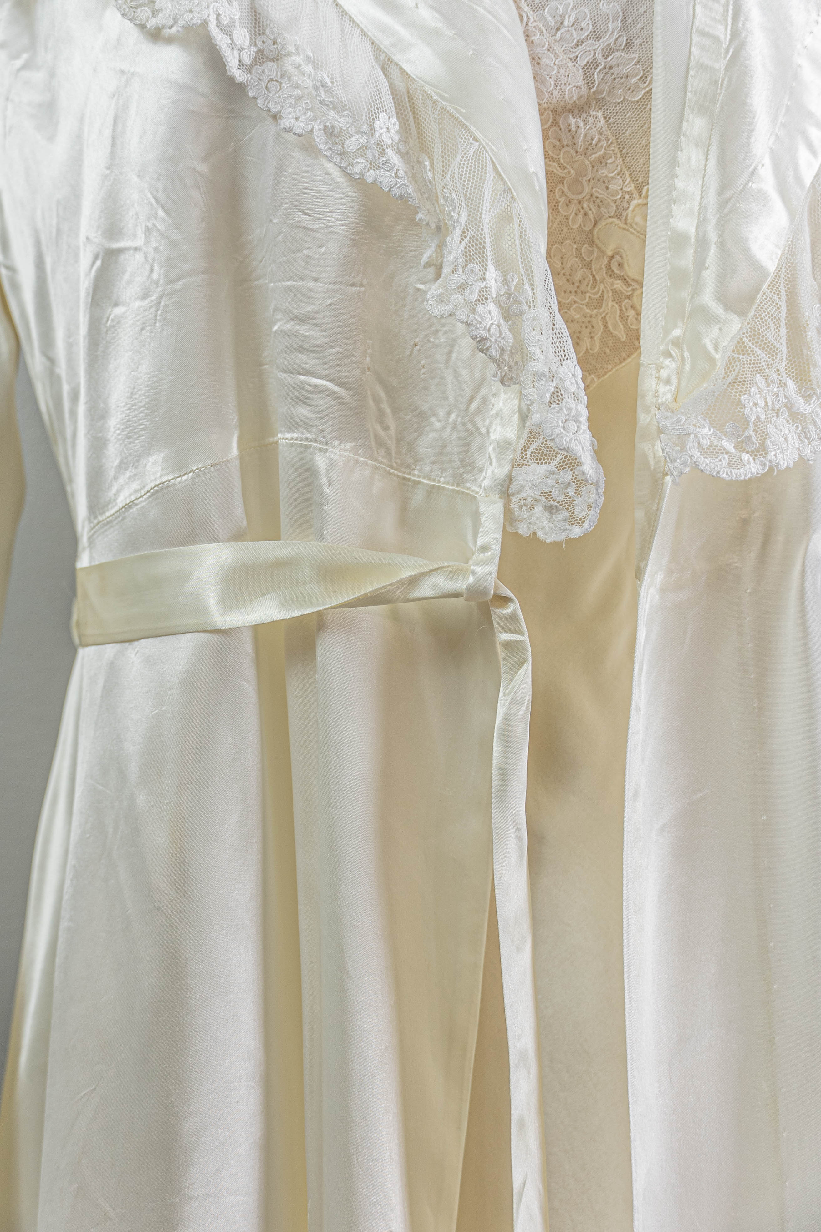 40s Lovely White Rayon Satin Peignoir Robe Wrap Style - Image 10