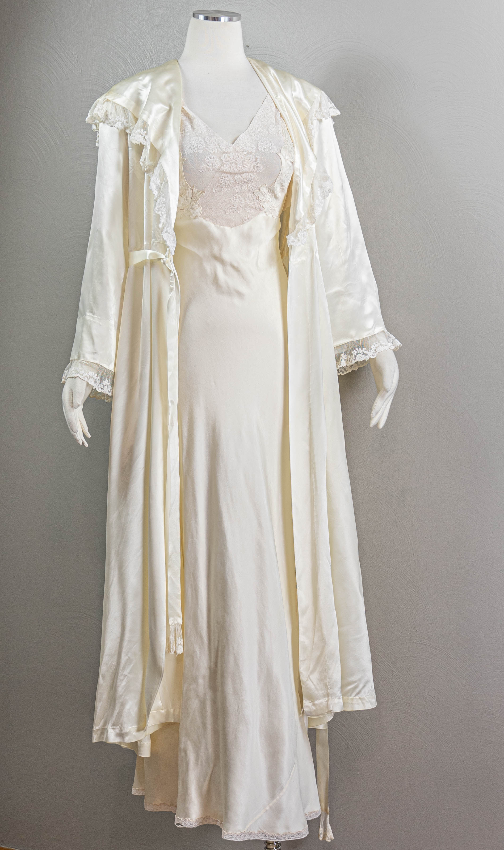 40s Lovely White Rayon Satin Peignoir Robe Wrap Style - Image 11