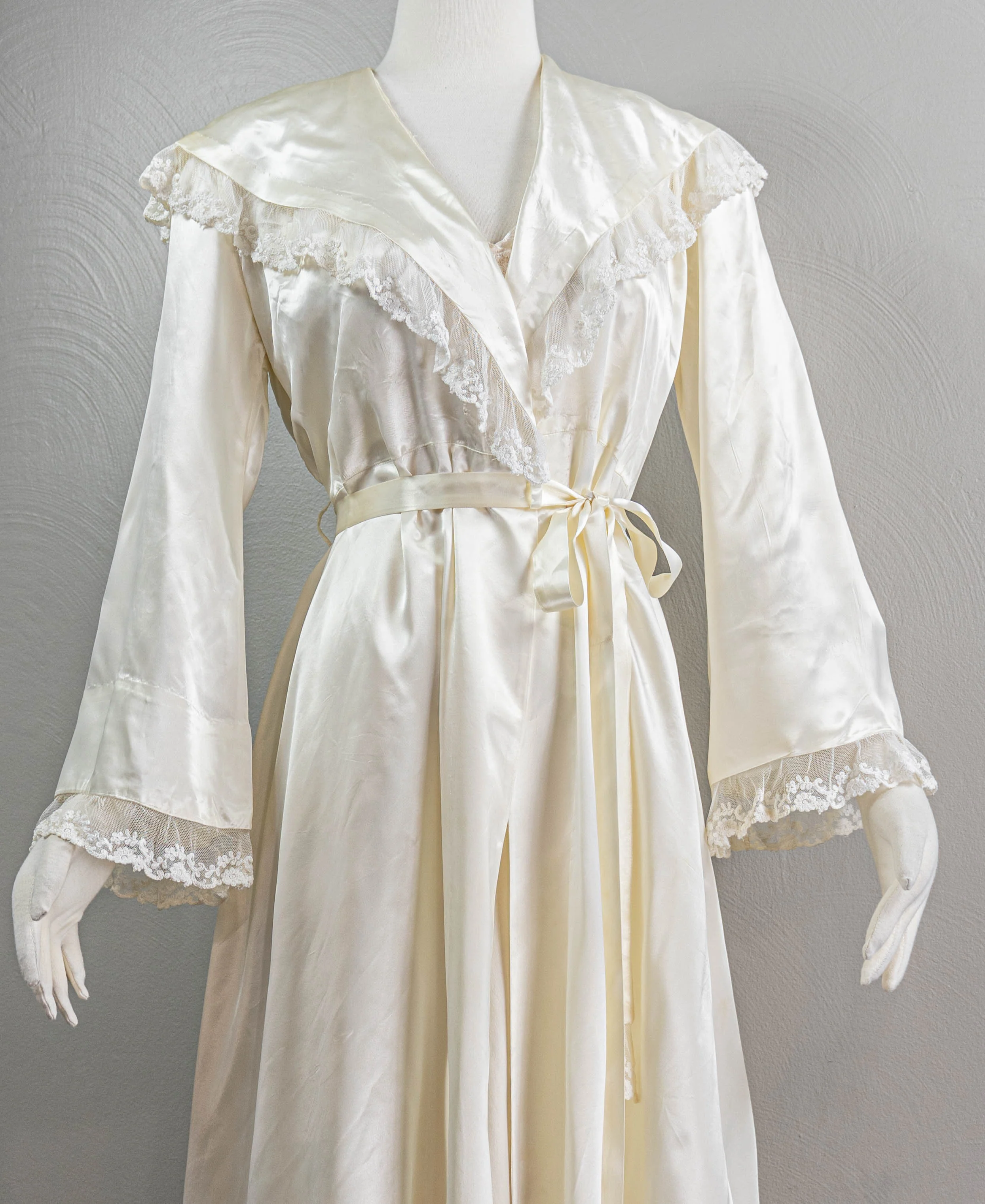 40s Lovely White Rayon Satin Peignoir Robe Wrap Style - Image 3