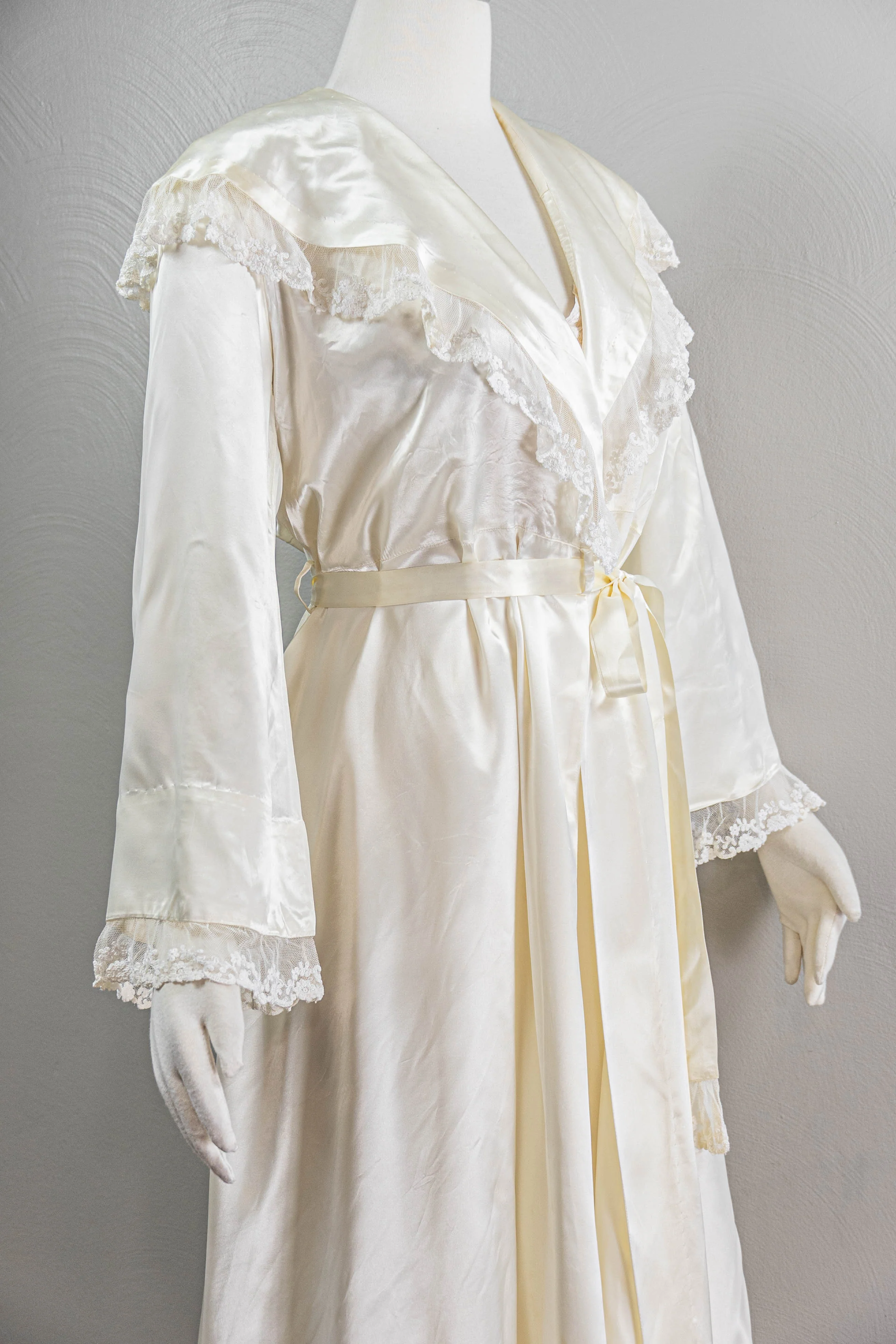 40s Lovely White Rayon Satin Peignoir Robe Wrap Style - Image 6