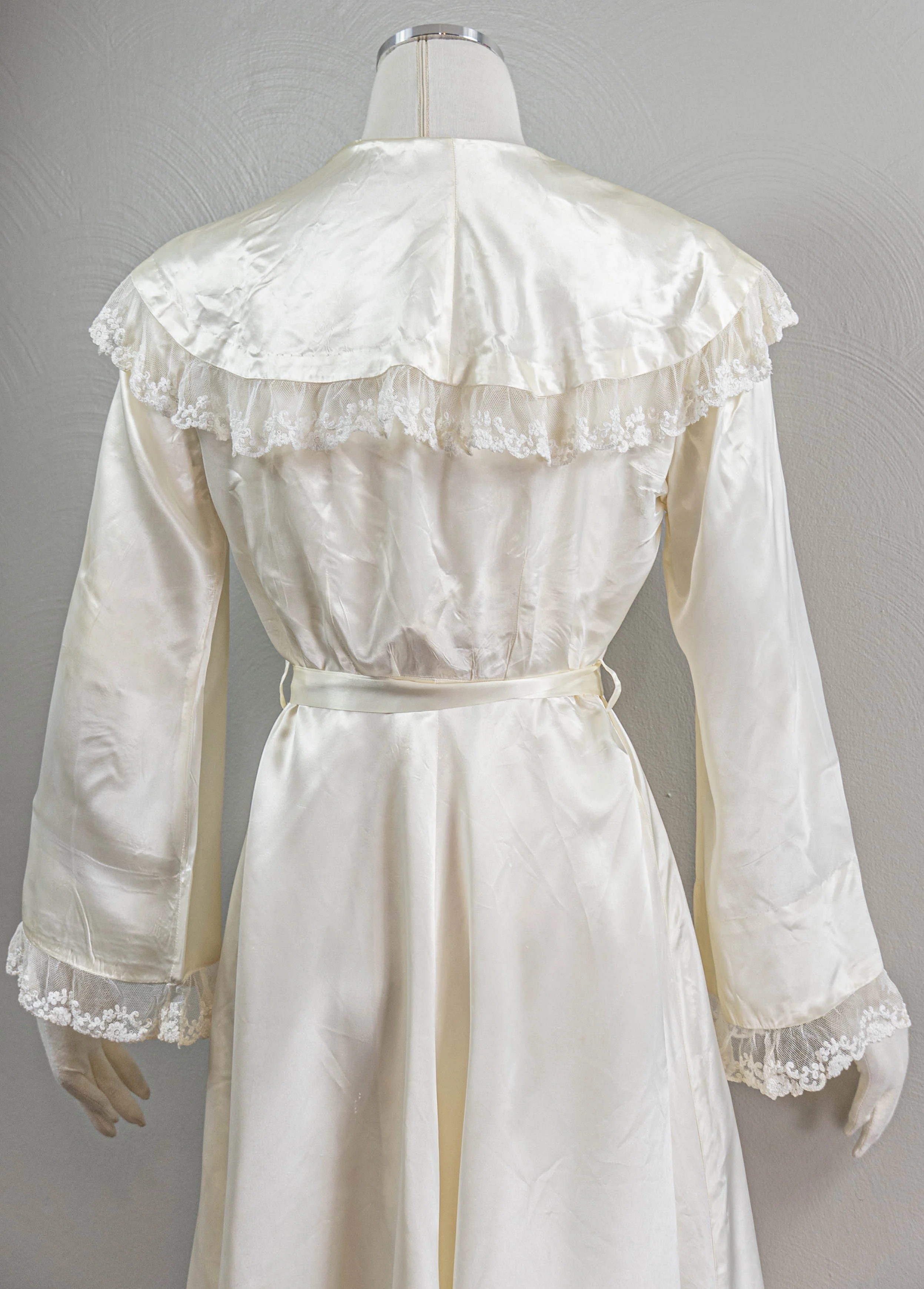 40s Lovely White Rayon Satin Peignoir Robe Wrap Style - Image 9